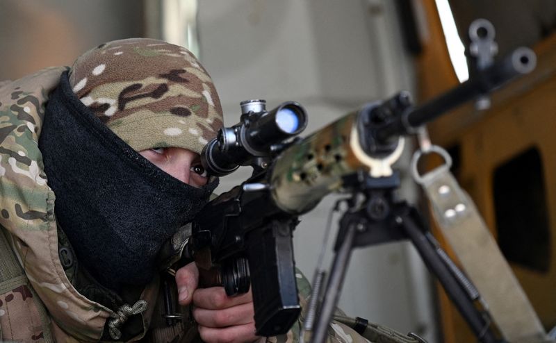 Un francotirador de las fuerzas armadas rusas participa en ejercicios militares en el campo de tiro de Kadamovsky, en la región de Rostov, Rusia. 13 de enero de 2022. REUTERS/Sergey Pivovarov