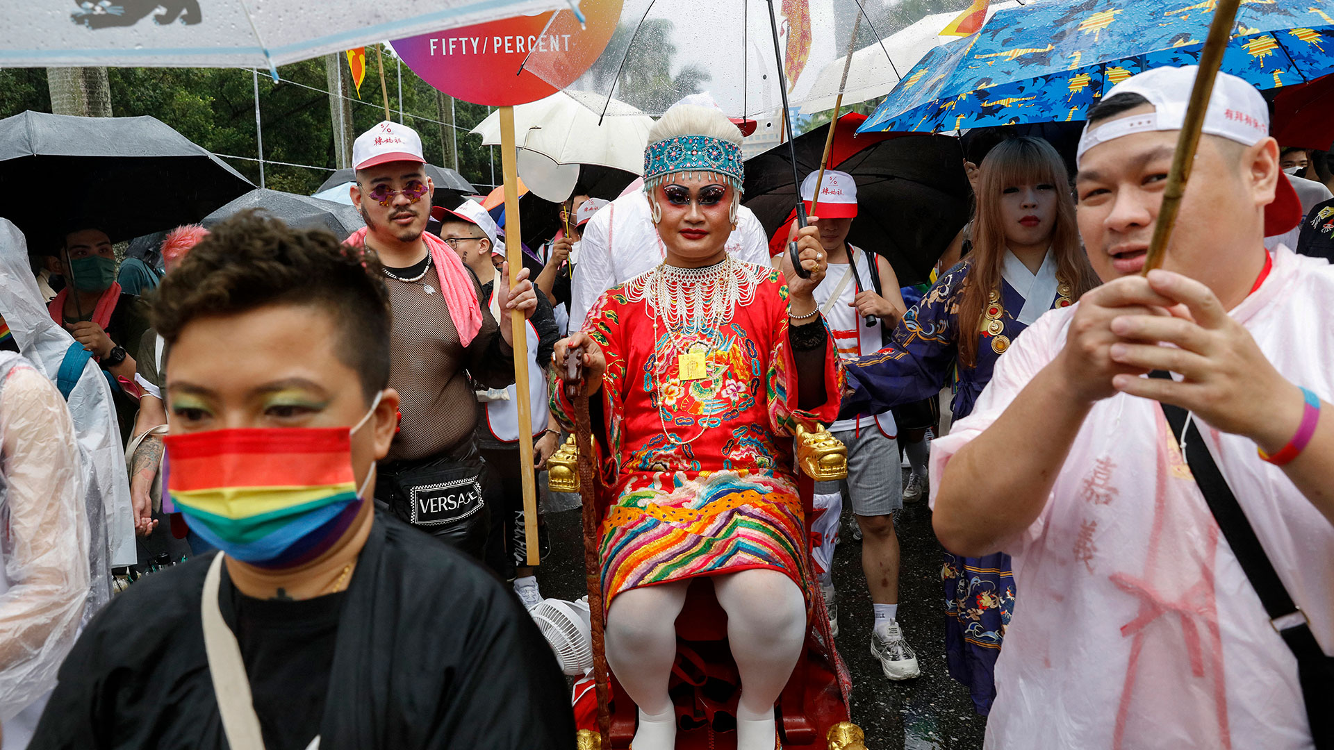 Un activista por los derechos LGBT posa para fotografías durante el Desfile del Orgullo Gay en Taipei 