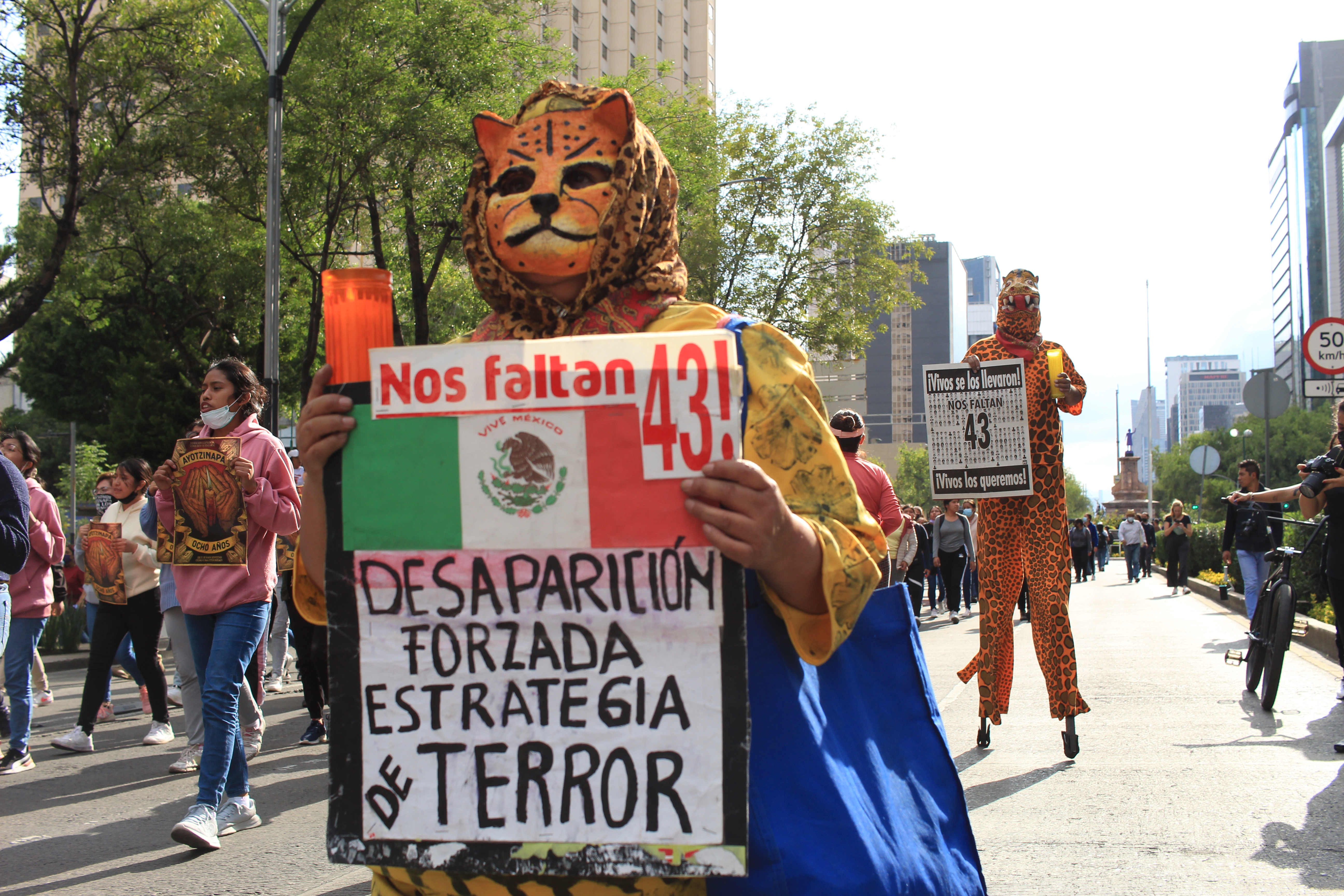 Miles marcharon para exigir justicia por los 43 normalistas de Ayotzinapa: “Que todos caigan”