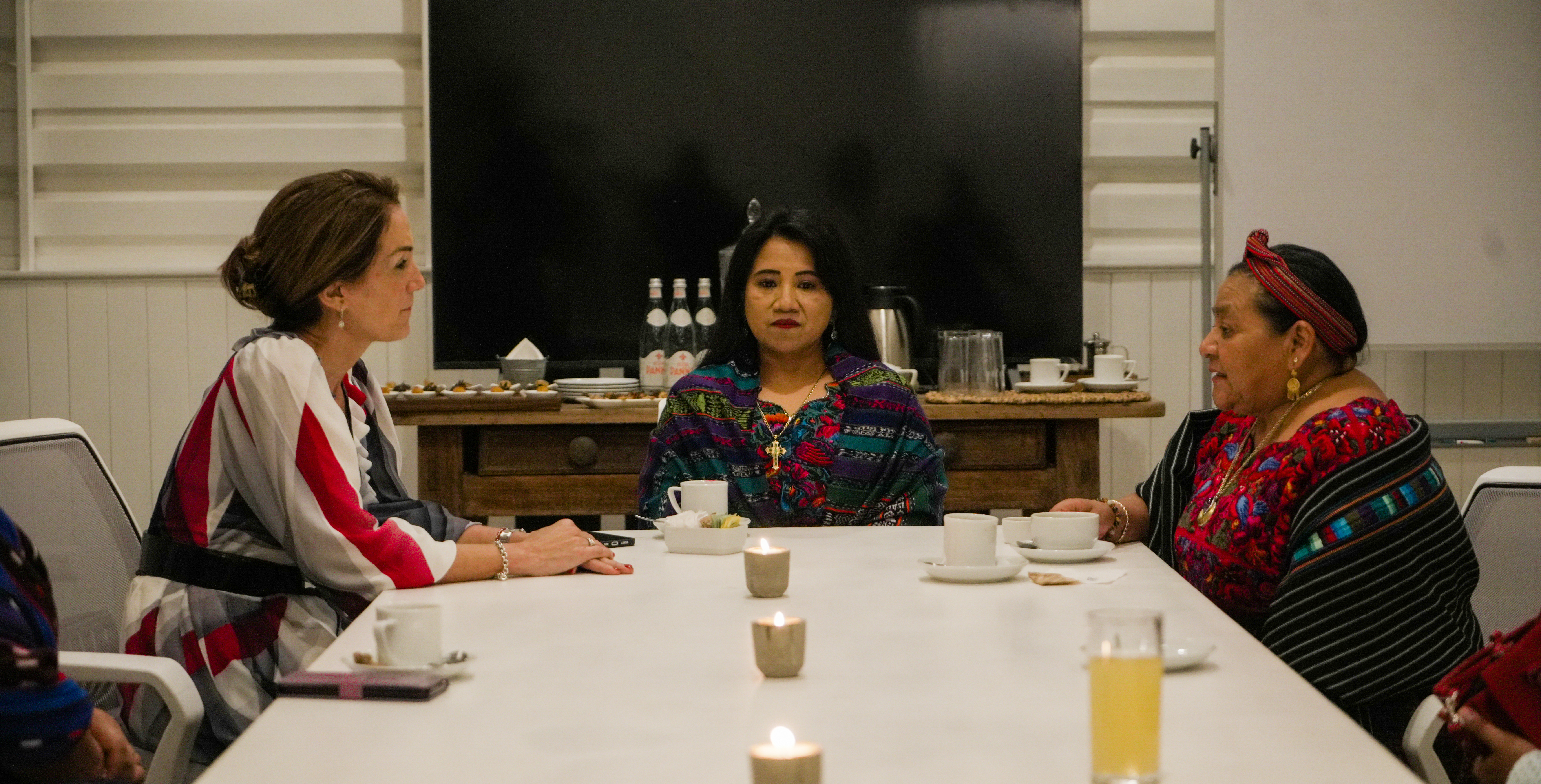 Diálogo profundo entre Correa, directora general y CEO de Pro Mujer y Rigoberta Menchú 