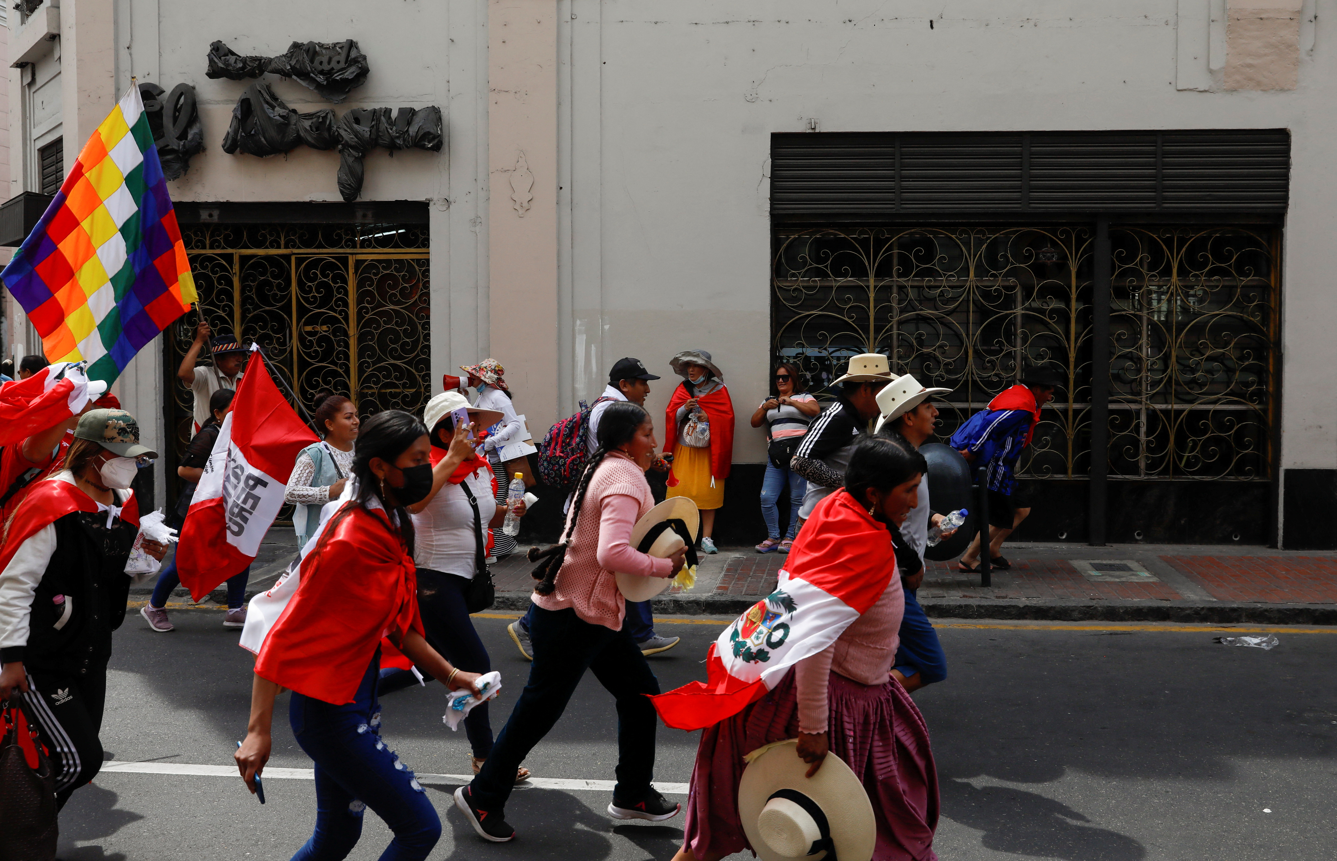 Vestidos con sus trajes típicos, miles de personas han tomado las principales calles de la capital peruana. REUTERS/Alessandro Cinque