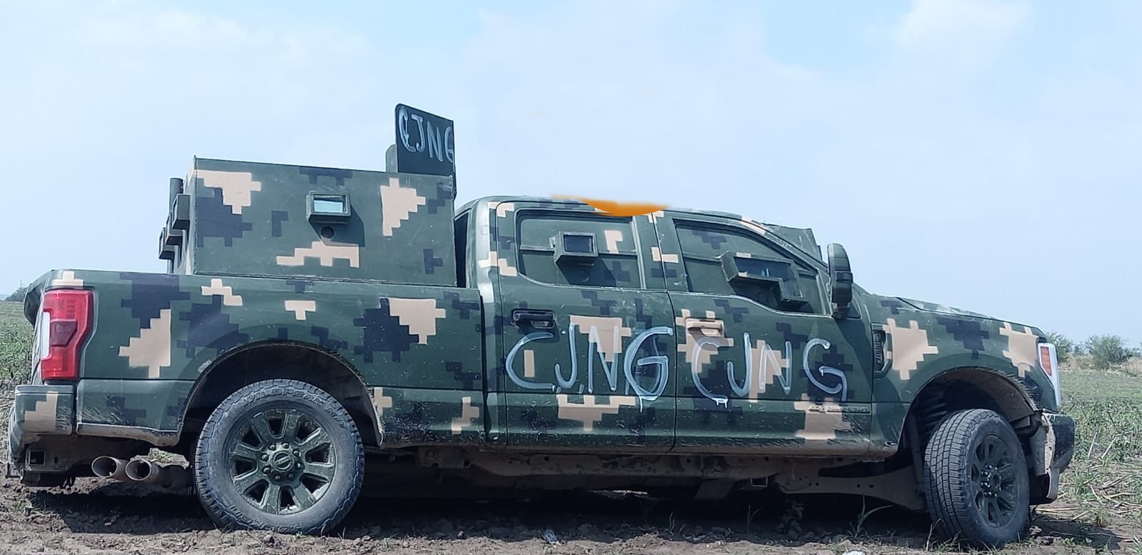 En el lugar fueron abandonadas camionetas con las siglas del CJNG. (Foto: TW/@FuriaNegra77)