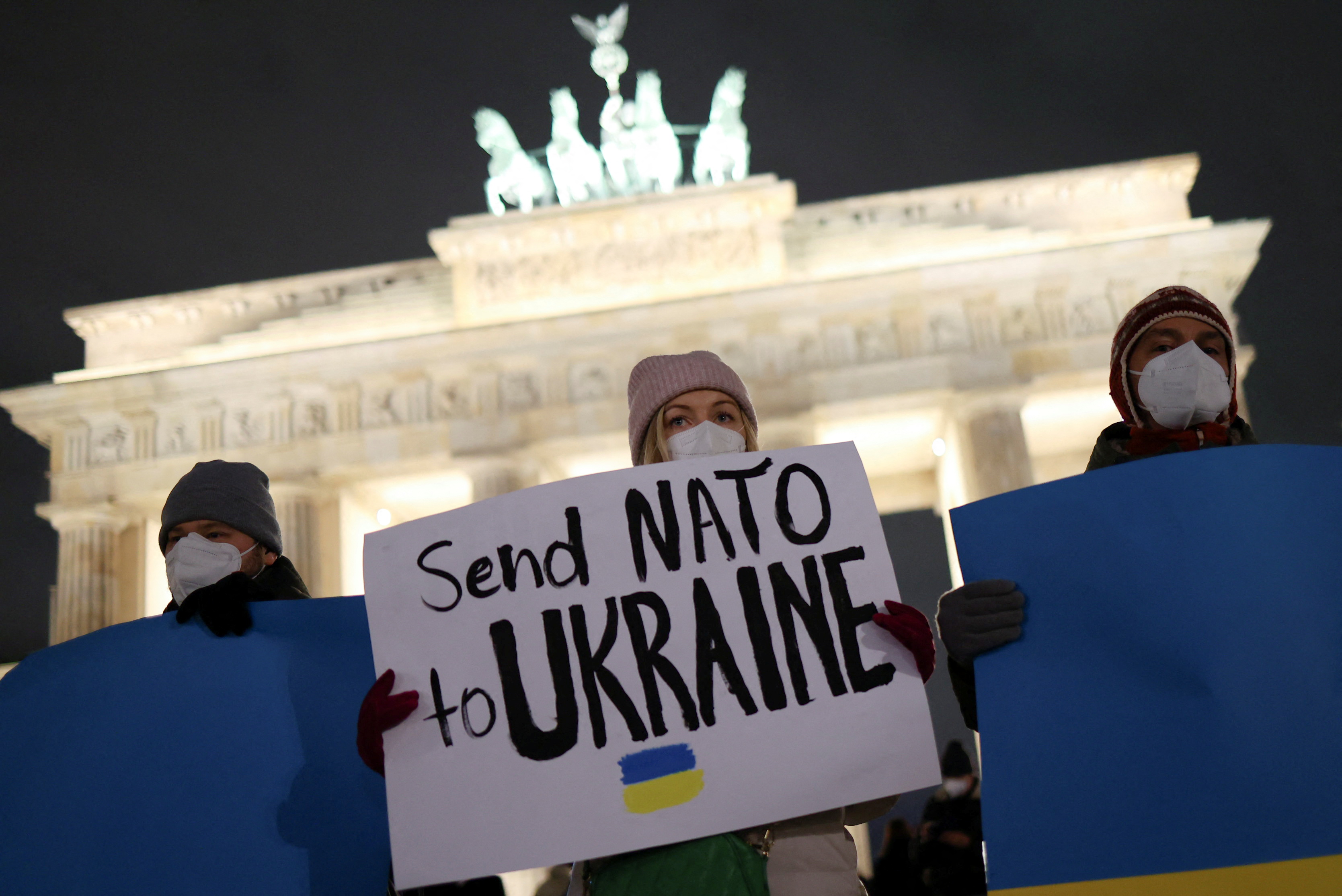 Manifestantes piden la intervención de la OTAN en la Puerta de Branderburgo (REUTERS/Christian Mang)