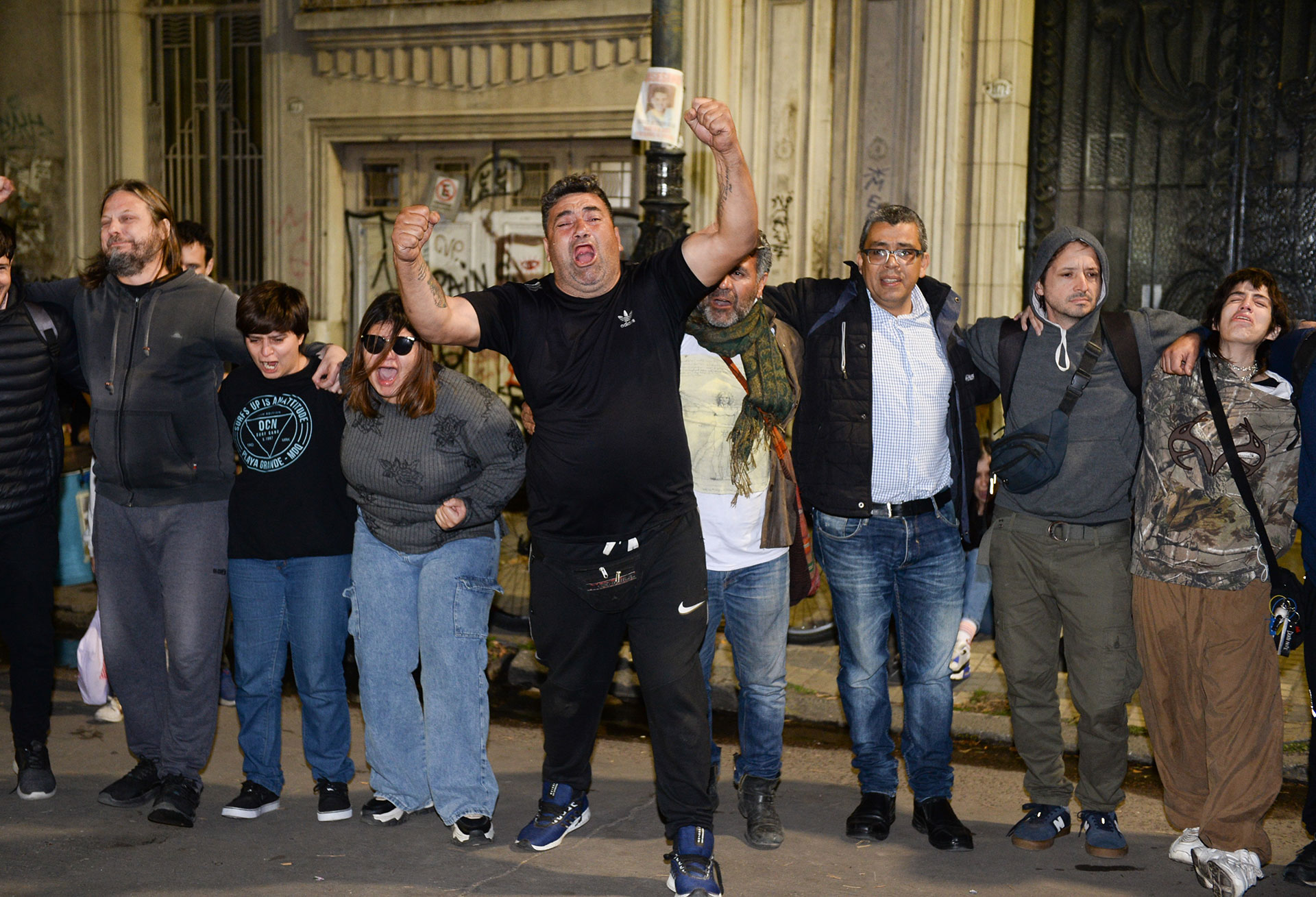 En el centro, el padre de Danilo Sansone frente a los tribunales (Aglaplata)