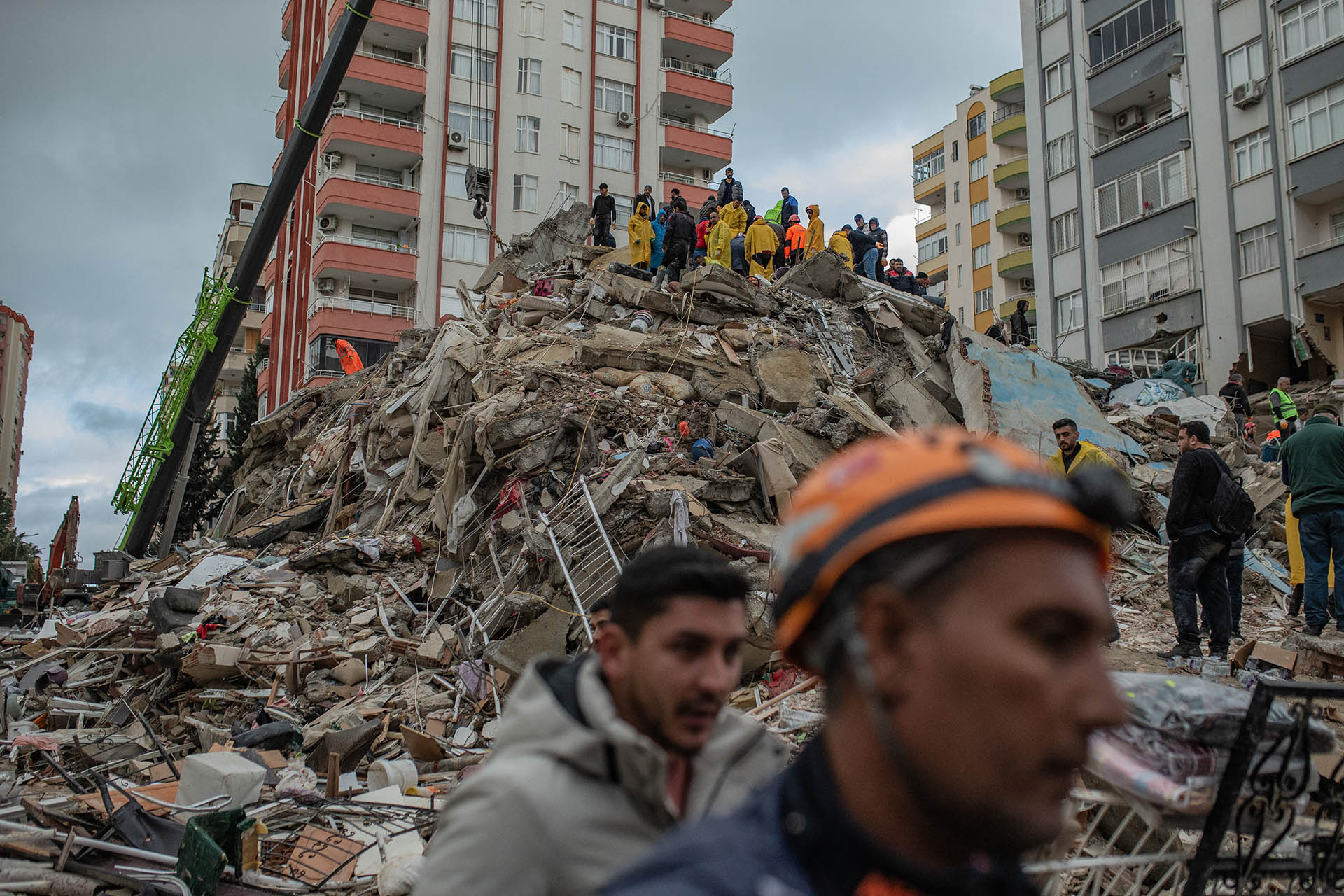 Los equipos de rescate buscan víctimas y supervivientes entre los escombros de un edificio que se derrumbó en Adana el 6 de febrero de 2023. (Foto de Can EROK / AFP)