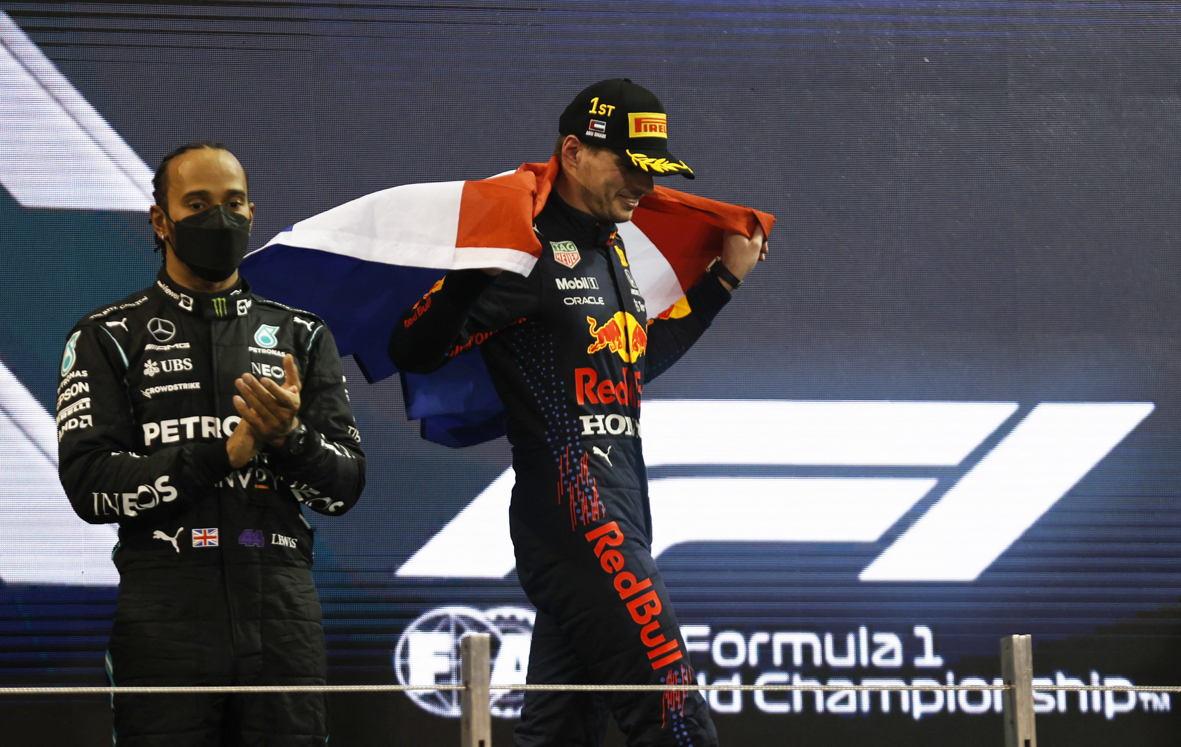 Max Verstappen logró su primer título de campeón de Fórmula 1 ante Lewis Hamilton en Abu Dhabi (Foto: REUTERS)