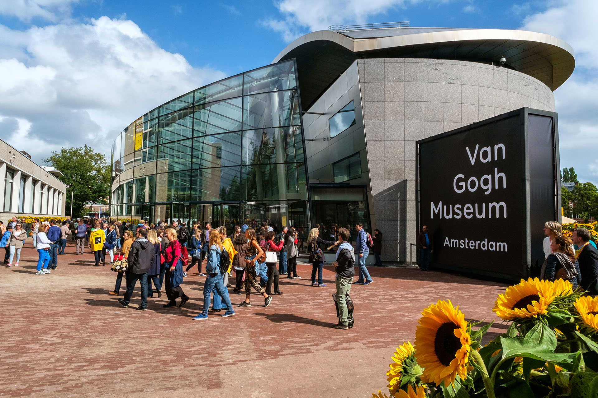 Frente del Van Gogh Museum, ubicado en Amsterdam, Pases Bajos 