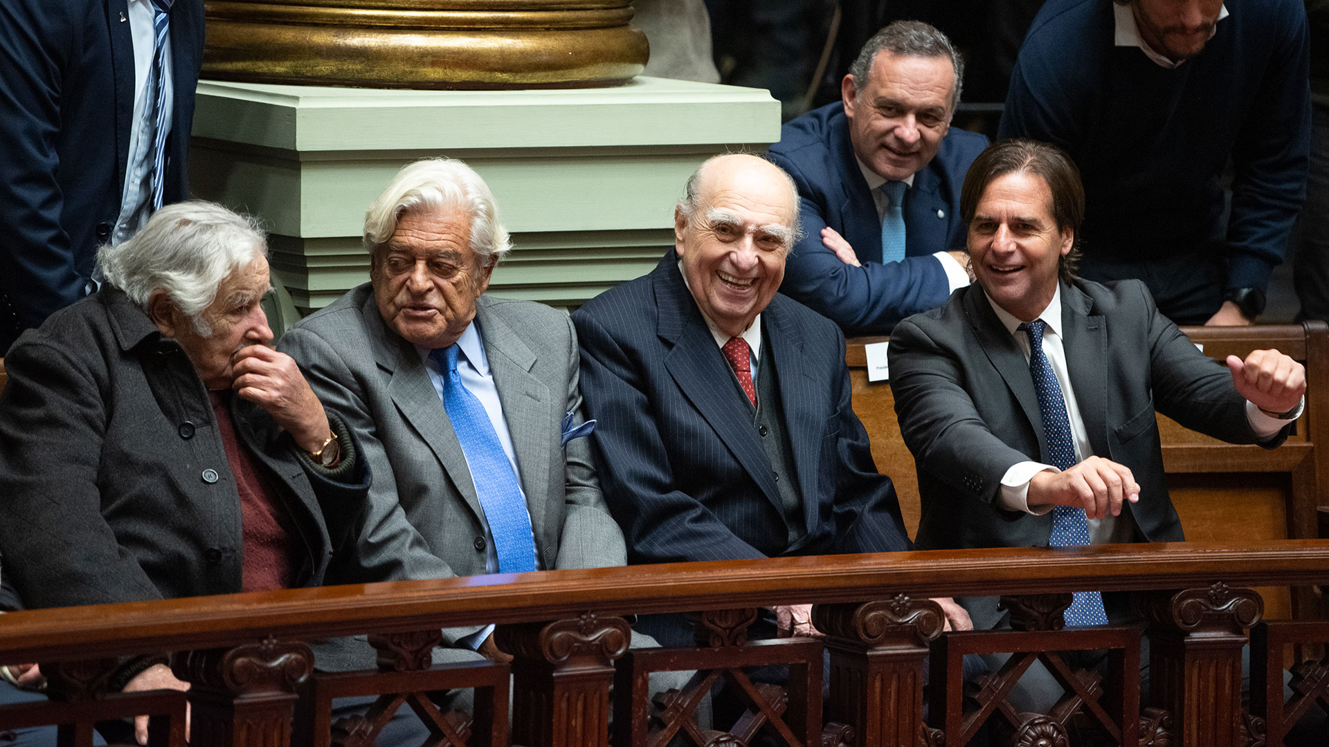 Los ex presidentes uruguayos José Mujica (Frente Amplio), Luis Lacalle Herrera (Partido Nacional), Julio María Sanguinetti (Partido Colorado) y el actual mandatario, Luis Lacalle Pou, durante una sesión del Parlamento de Uruguay por los 50 años del comienzo de la dictadura (EFE/ Gianni Schiaffarino)