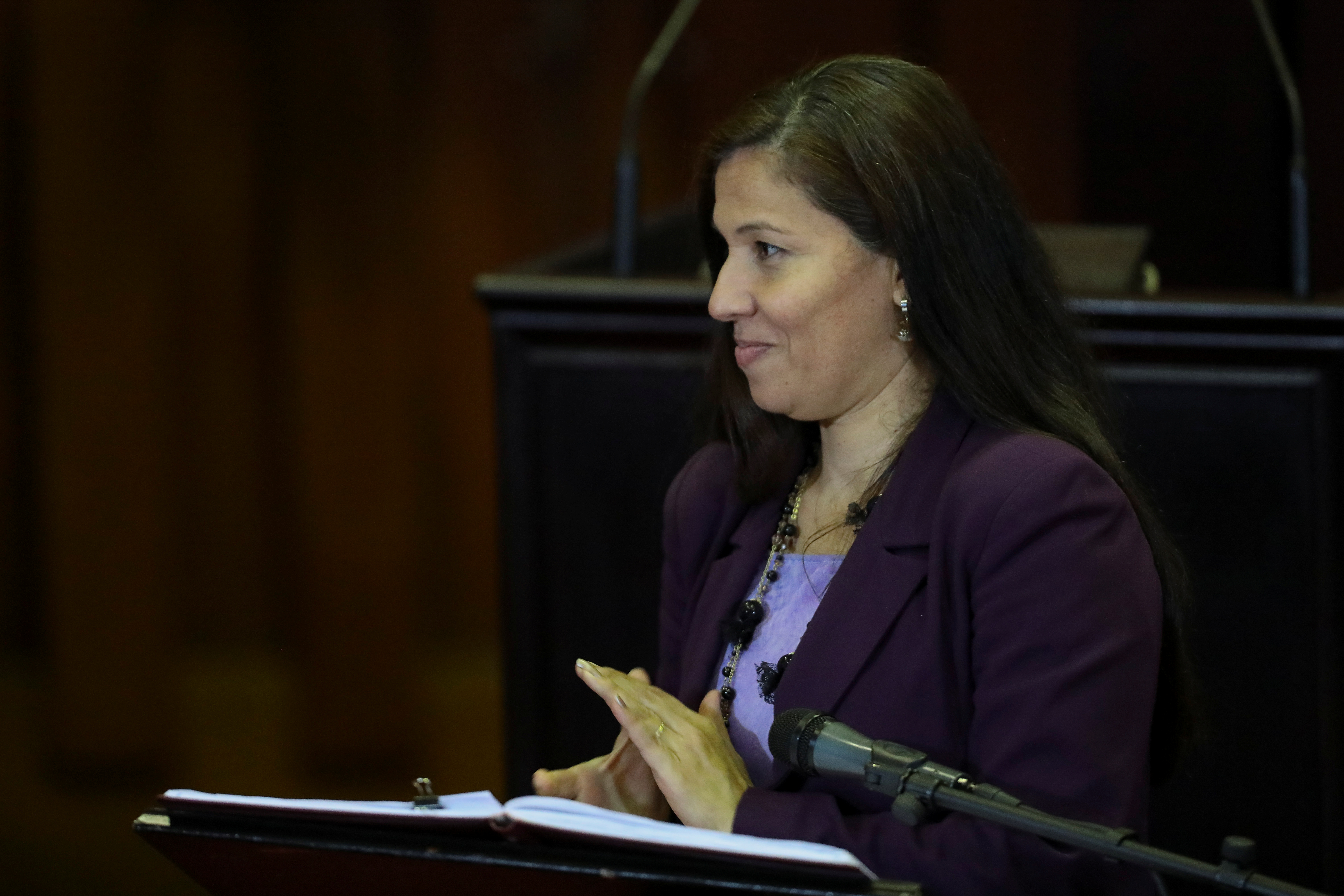 Tania D'Amelio Cardiet aplaude luego de su juramentación como rectora del CNE