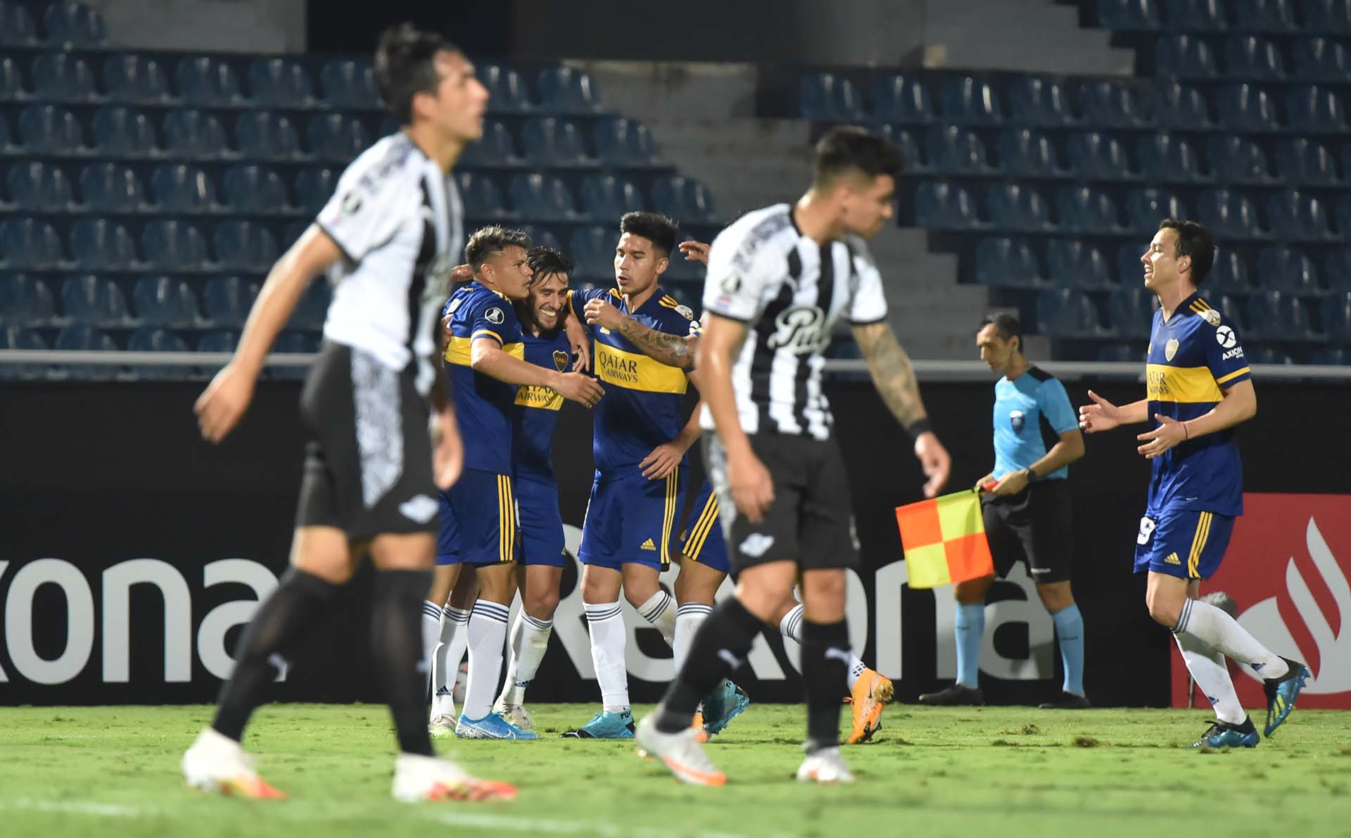 Todo Boca celebra la segunda conquista del Xeneize ante Libertad (REUTERS/Norberto Duarte)