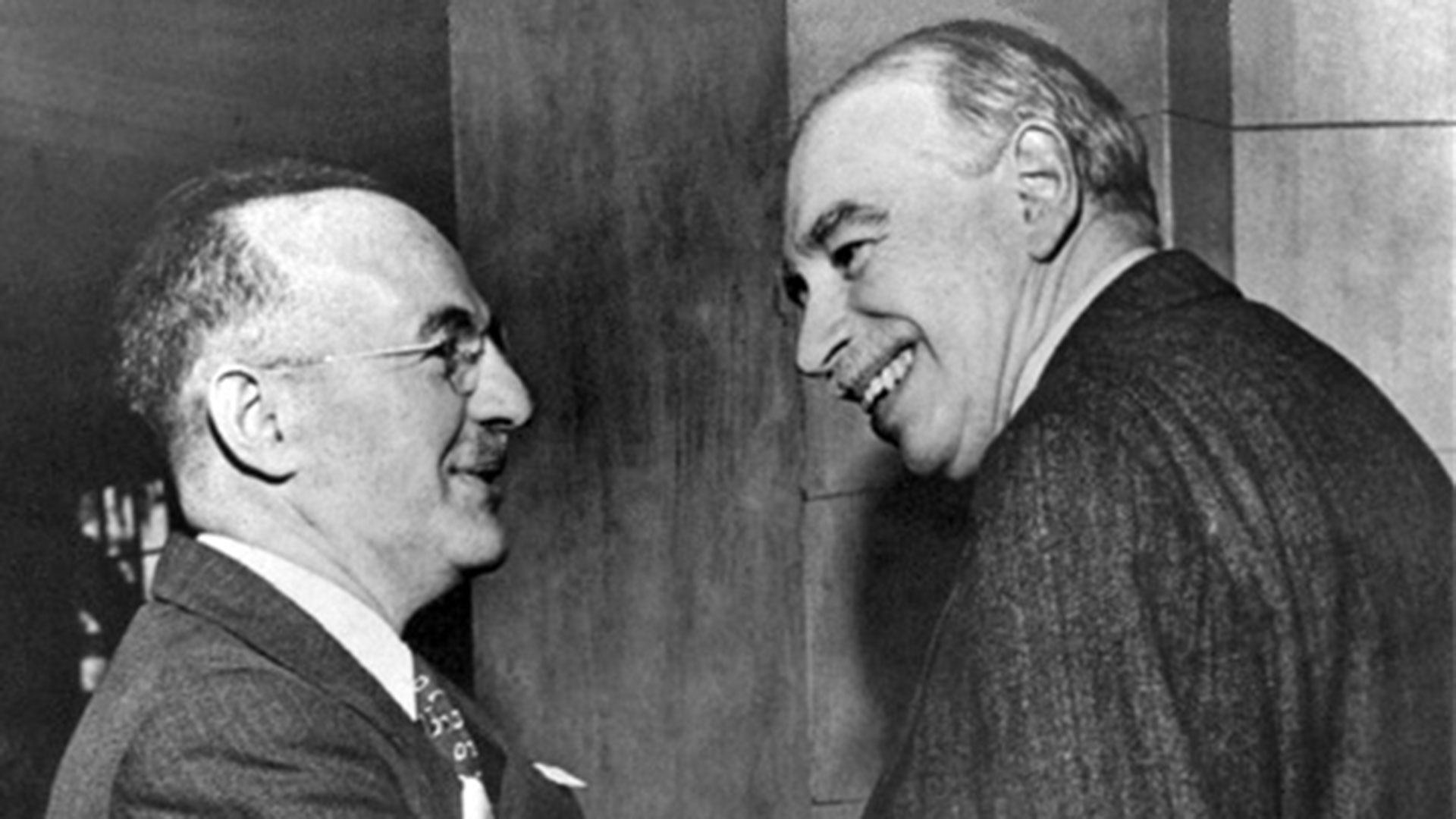 Harry Dexter White y John Keynes, los dos ideólogos más importantes de los acuerdos que en 1946 dieron origen al FMI y al Banco Mundial. Durante el macartismo, White fue acusado de "comunista"