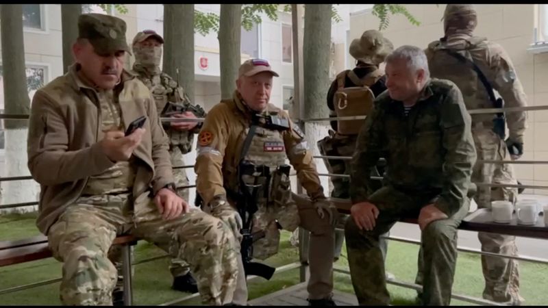 Prigozhin se reunió con el viceministro de Defensa de Rusia, Yunus-Bek Yevkurov, en el cuartel general del Distrito Militar Sur de las Fuerzas Armadas rusas, en Rostov del Don, en un video publicado el 24 de junio de 2023 (REUTERS)