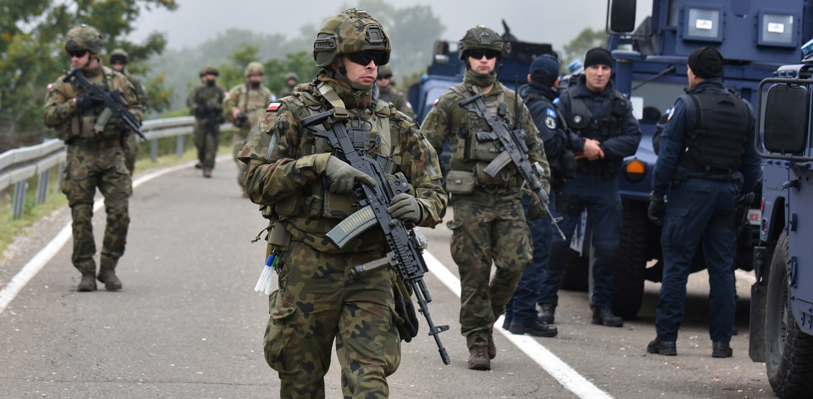 Miembros de la fuerza de mantenimiento de paz de la KFOR patrullan la zona cercana al cruce fronterizo entre Kosovo y Serbia en Jarinje, Kosovo. REUTERS/Laura Hasani