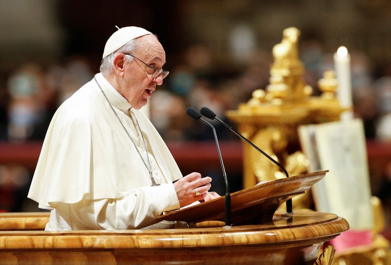 El papa Francisco lidera una misa en la basílica de San Pedro en el Vaticano, el 31 de diciembre del 2021. (REUTERS/Remo Casilli)
