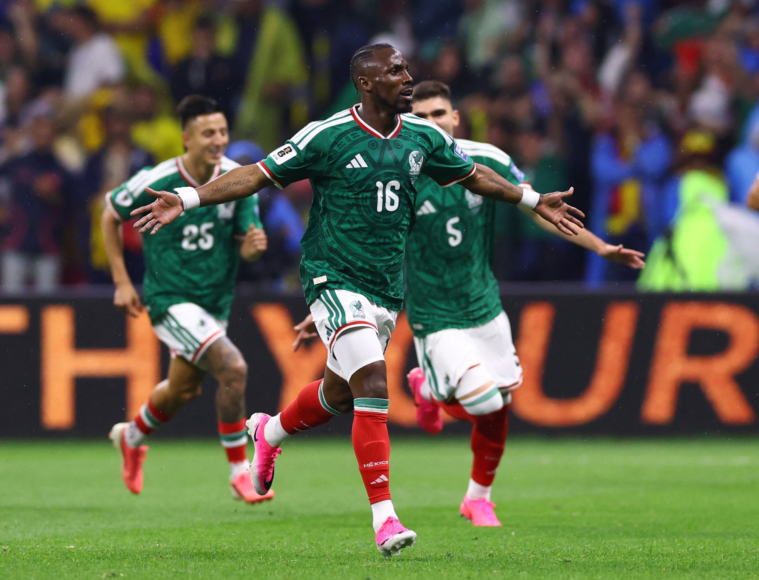 Cuadro por cuadro: Así fue el tremendo gol de Julián Quiñones que despertó  el sueño de México ante Ecuador - Infobae