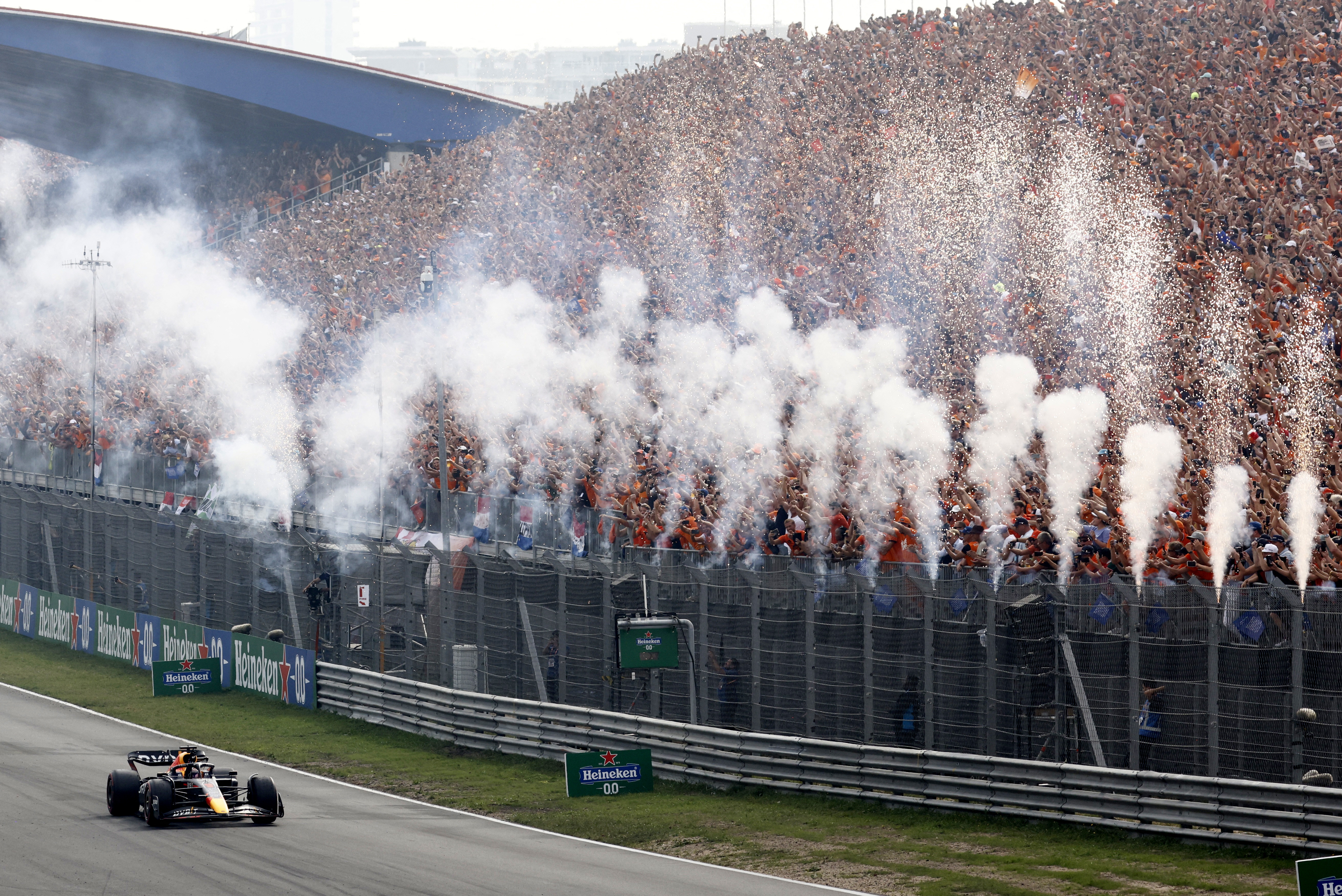 Max Verstappen venció ante una multitud en Zandvoort que vibró con su ídolo (REUTERS/Yves Herman)