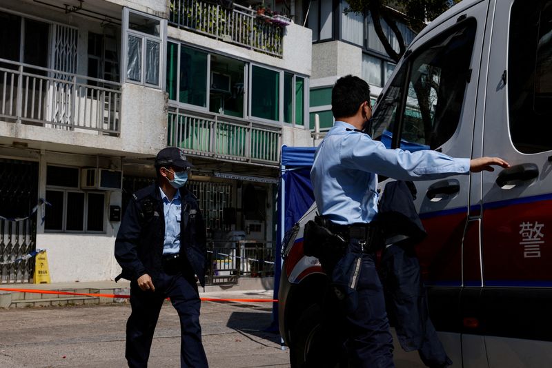 La policía custodia una residencia donde se encontraron partes del cuerpo de Abby Choi en Hong Kong (REUTERS/Tyrone Siu)