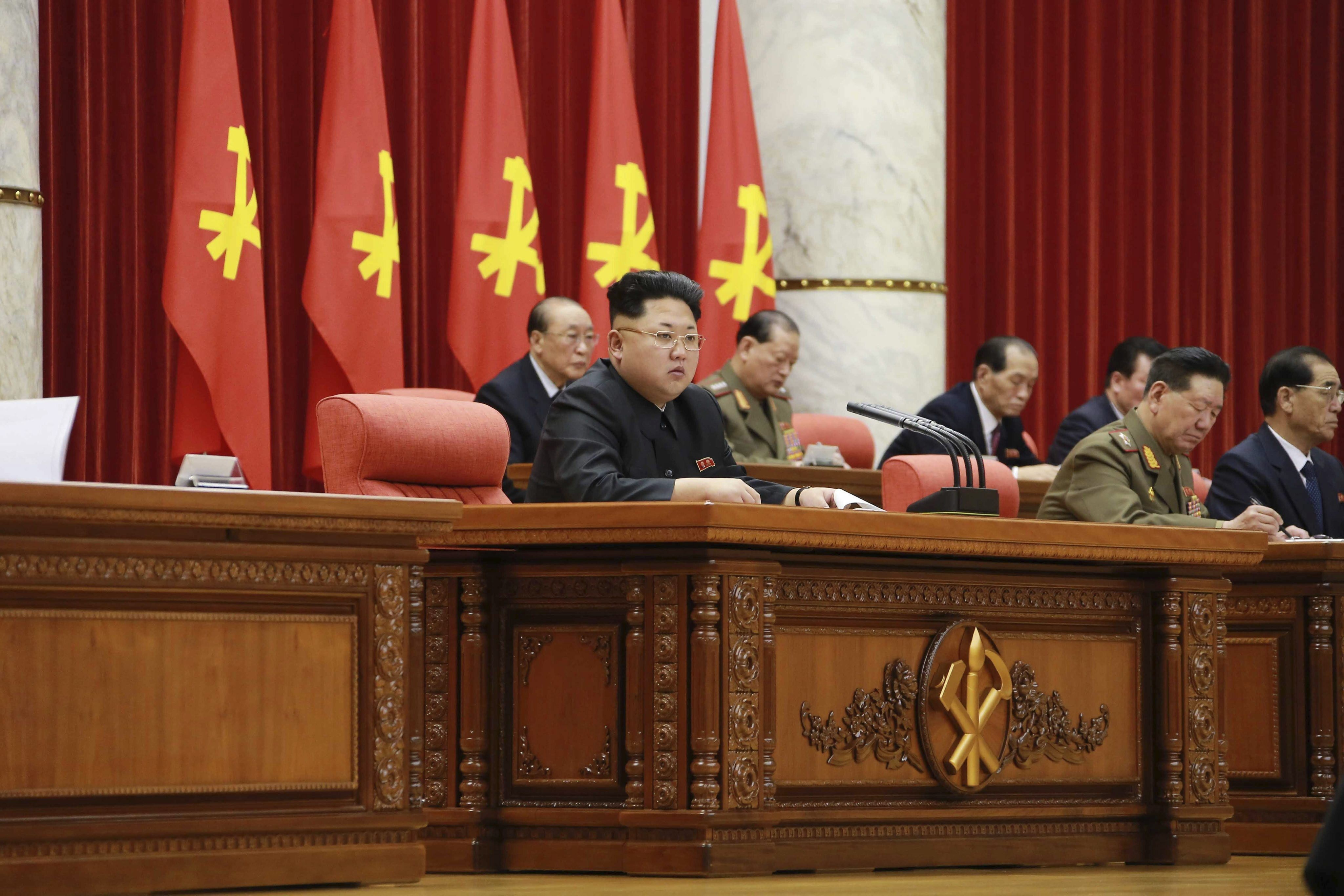 Fotografía facilitada por la Agencia Central de Noticias de Corea del Norte (KCNA) que muestra al líder Kim Jong-un (c) durante una reunión del Departamento Político del Comité Central del Partido de los Trabajadores en Pyongyang (Corea del Norte). EFE/Kcna

