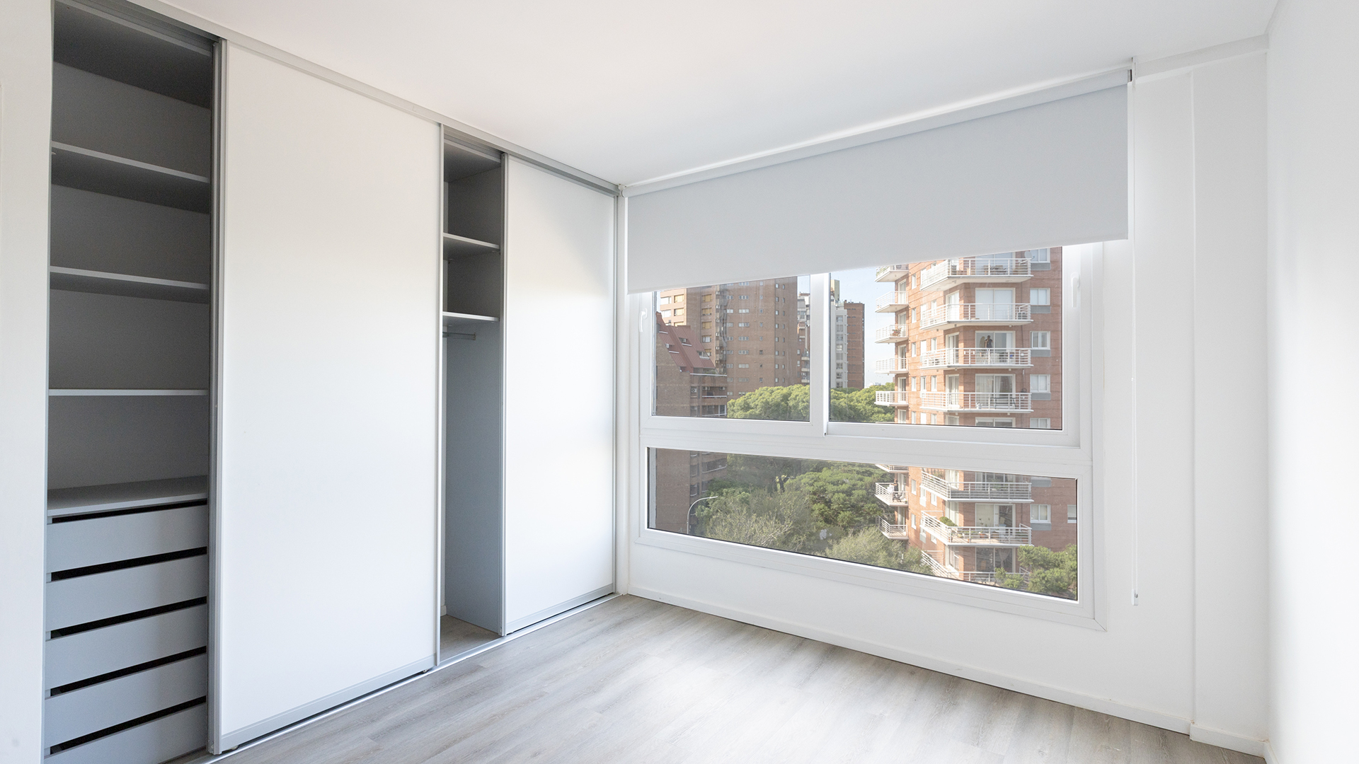 La elección de las ventanas es clave. Además de posibilitar el ingreso de luz y ventilación natural, al elegir las adecuadas, posibilitan obtener espacios más seguros y con la mayor aislación termo acústica posible