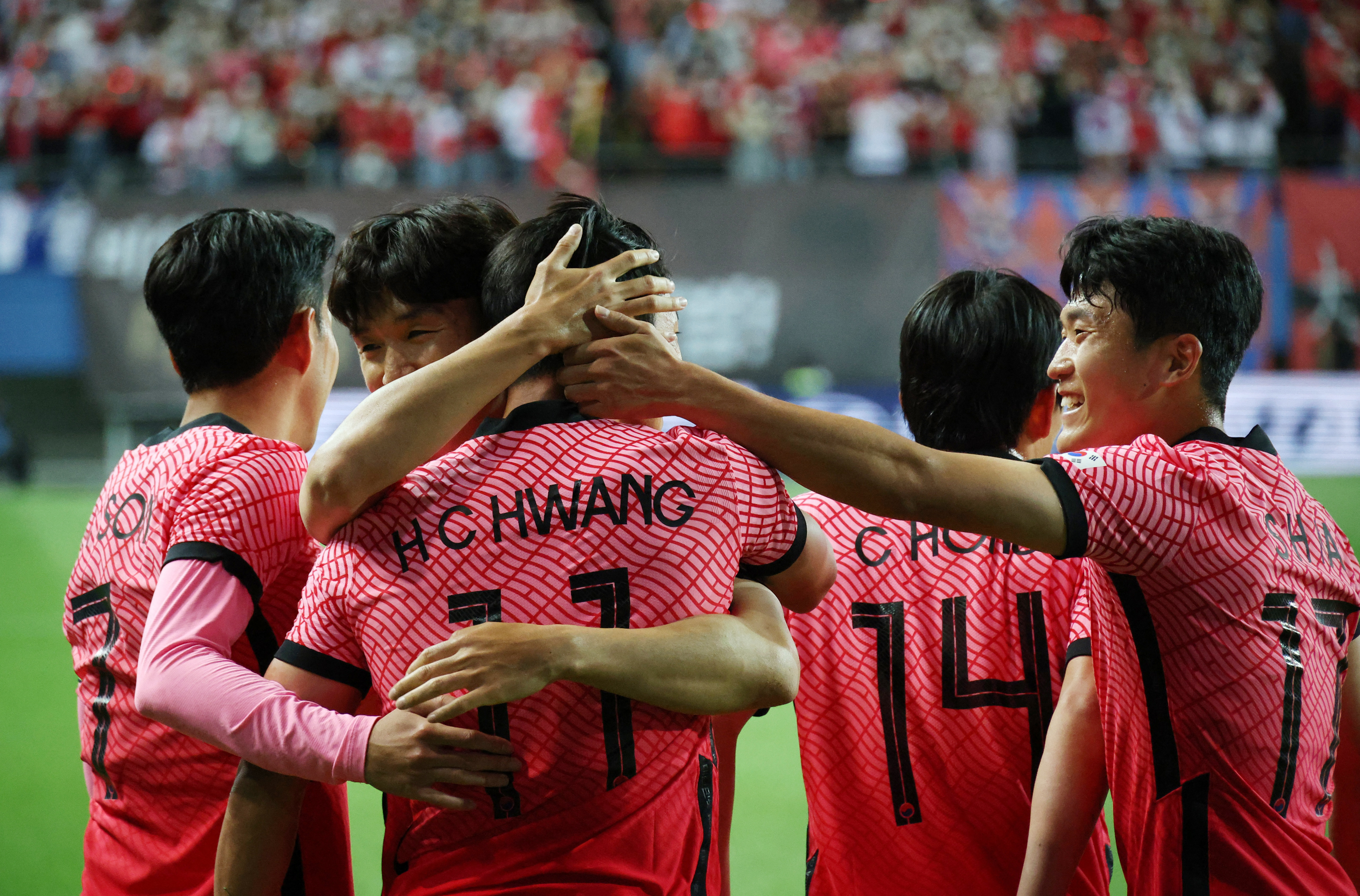 Vietnam president presented with S.Korean football jersey during state  visit