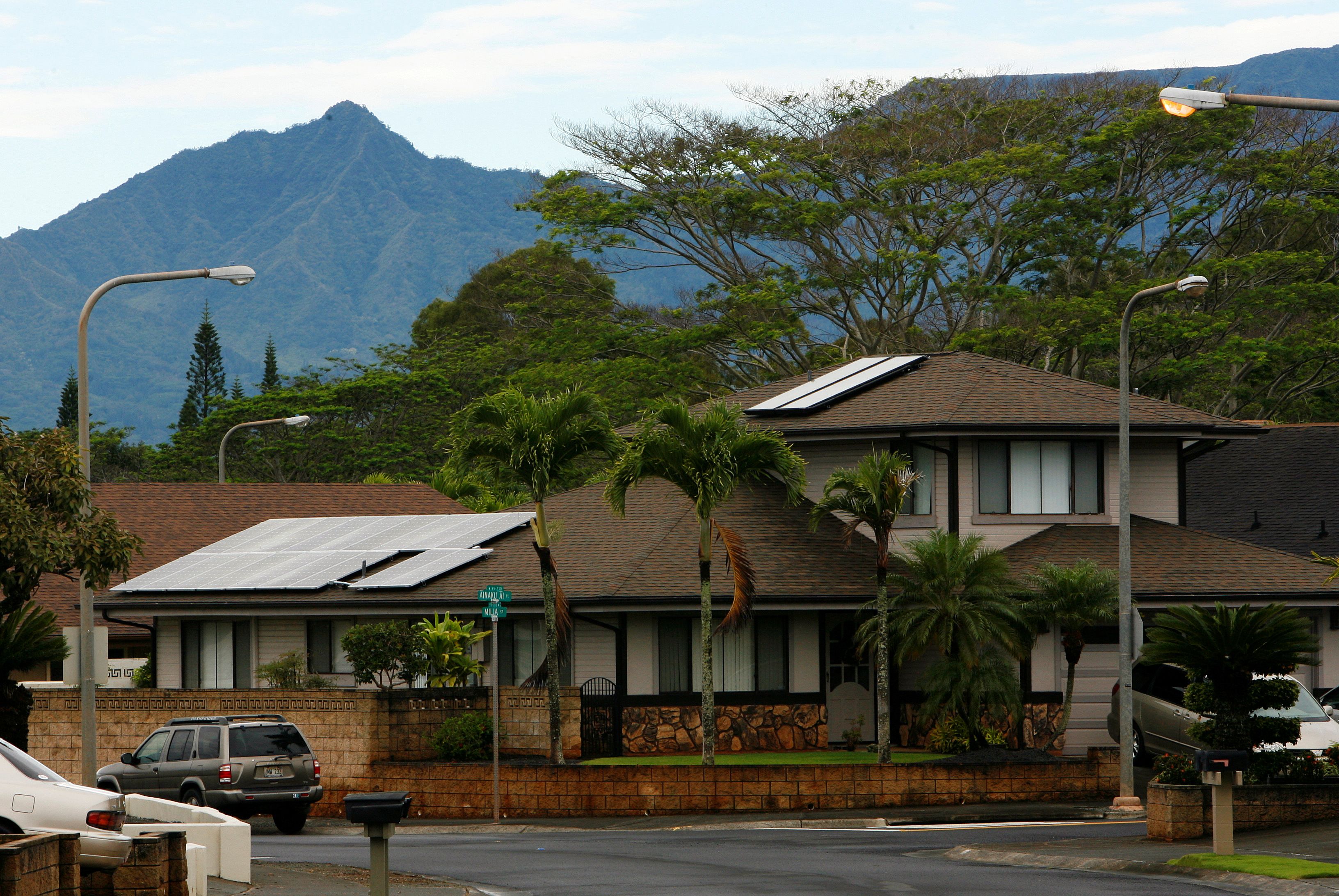 Solar panel homes in the Mililani neighborhood of Oahu Island in Mililani, Hawaii (Reuters/Hugh Gentry) 