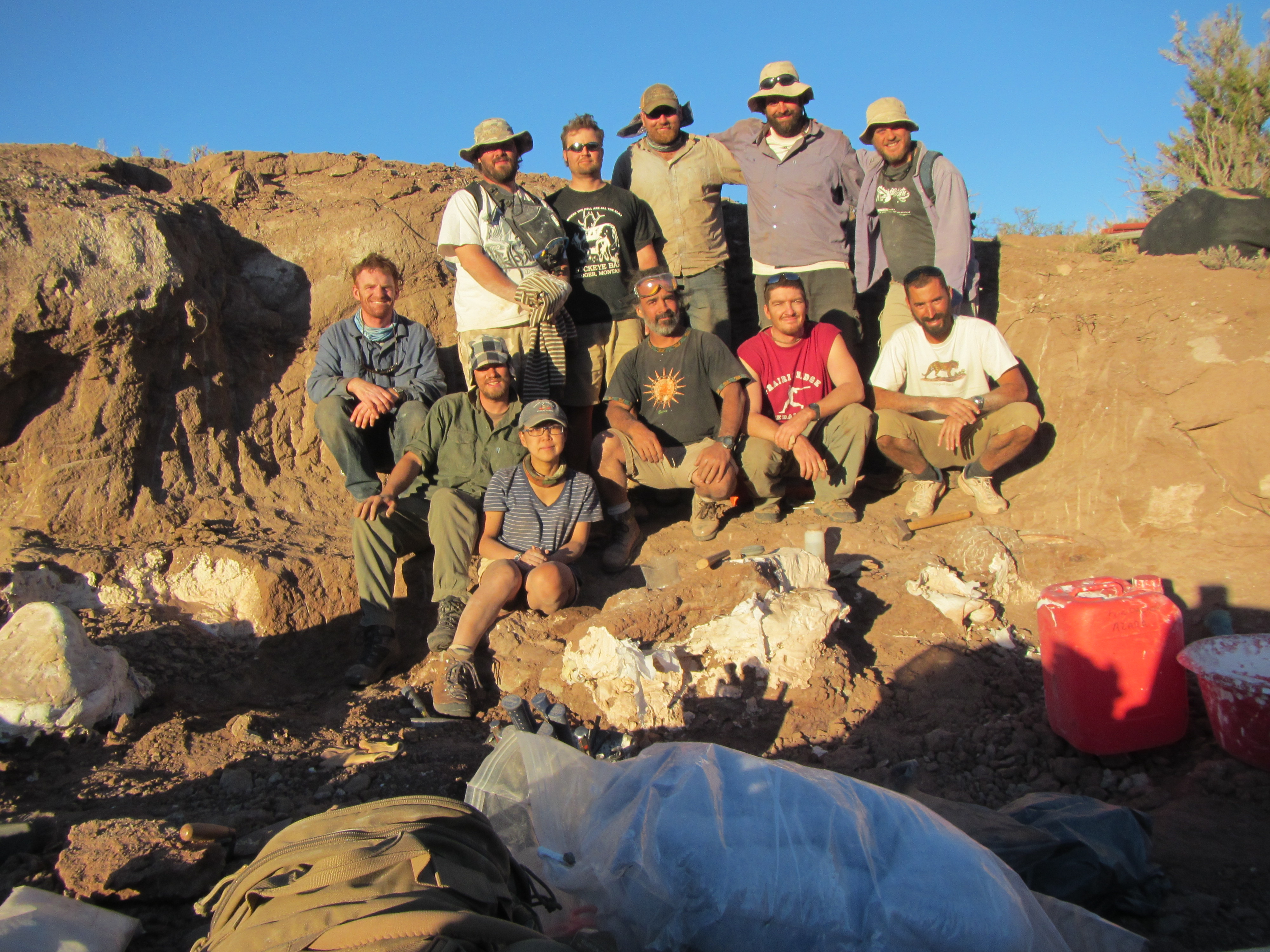 El equipo de paleontológos que encontró los restos fósiles de Meraxes gigas en Neuquén, Argentina (foto: Fundación Azara)