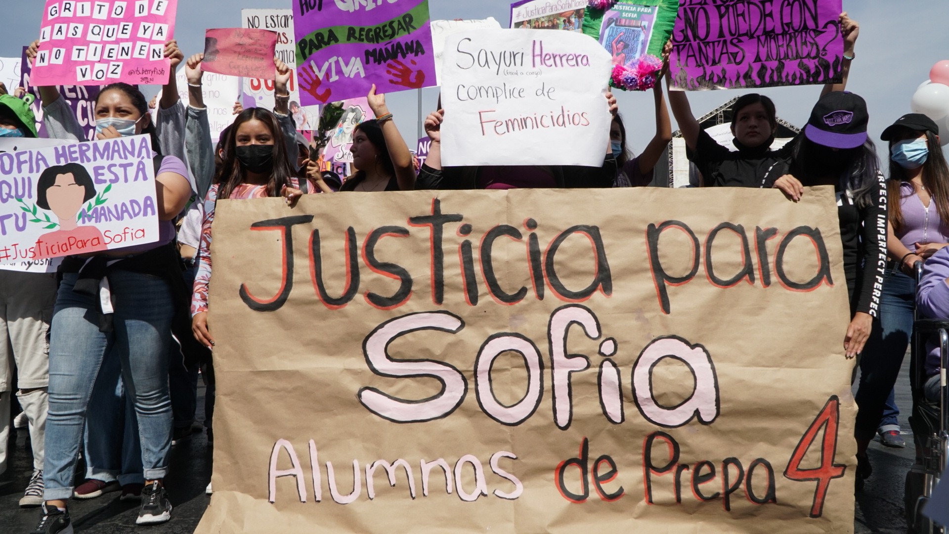 Family and colleagues of Sofia, a High School 4 student, march to demand  justice for her death - Infobae