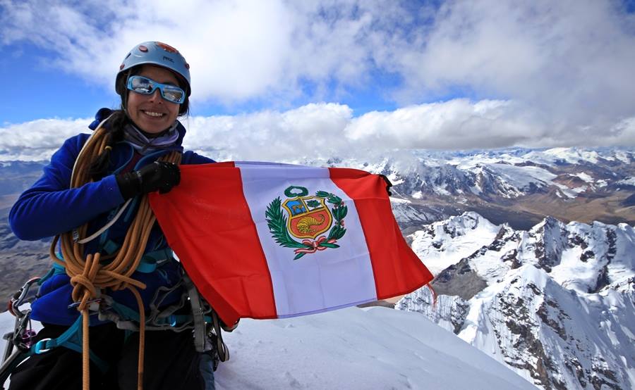 Lixayda Vásquez es guia de trekking y rescatista. Explora montañas desde el 2002. La experta nacida en Cusco tiene más de 20 años en este deporte.