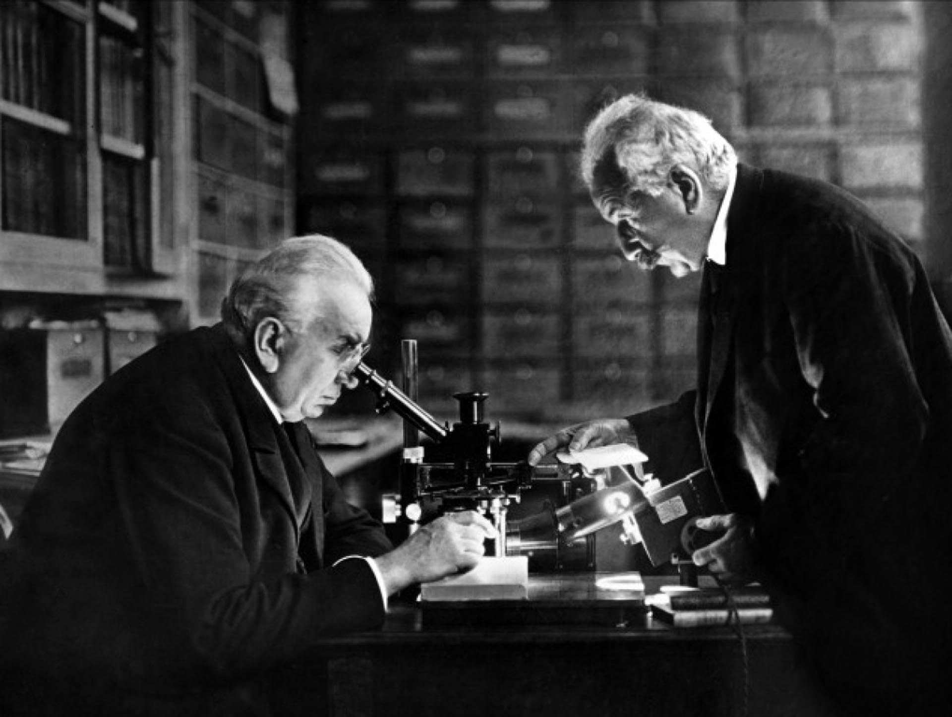 Los hermanos Louis Lumière y Auguste Lumière en su estudio (EFE/Ministere de L'Information)
