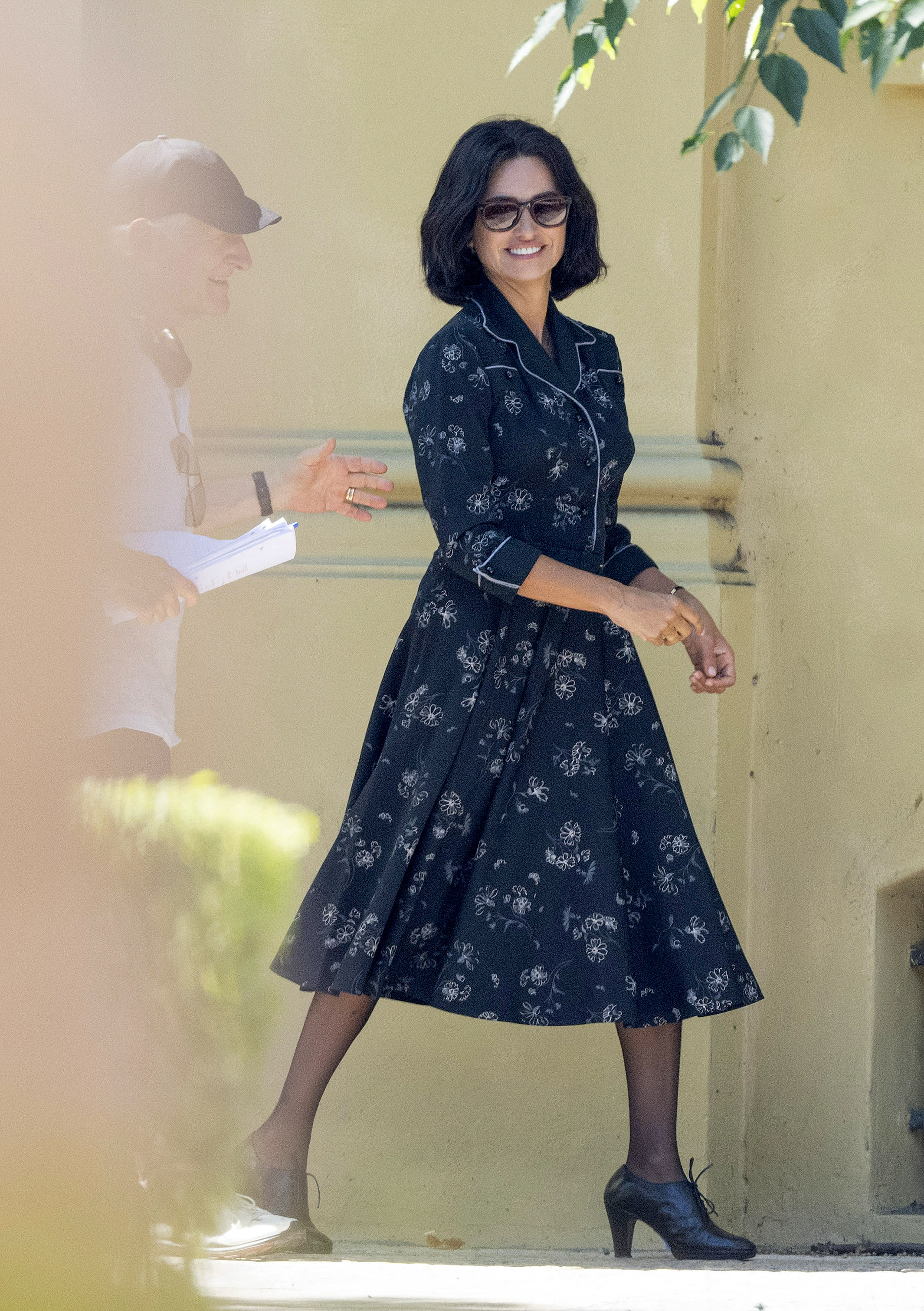 Brunette and with short hair, Penélope Cruz is filming in Modena the biography of Enzo Ferrari, directed by Michael Mann