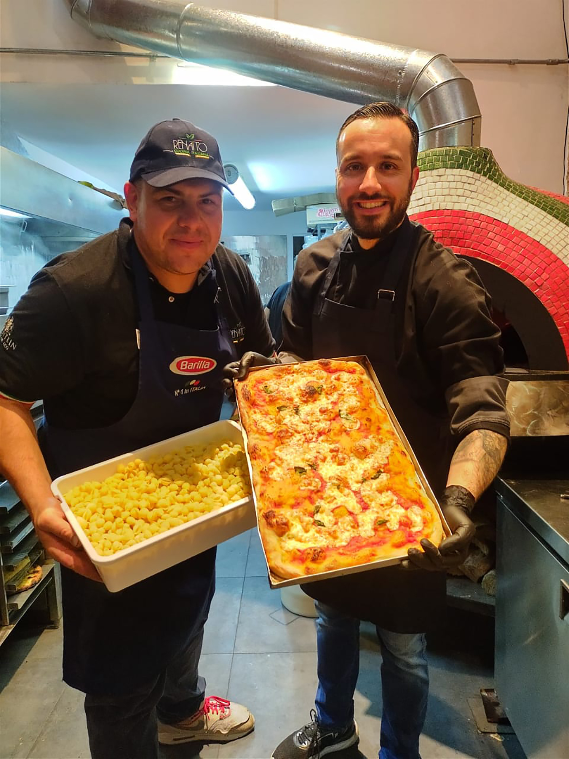 Insieme al compagno Paolo Spertino, un altro italiano di Buenos Aires, che gli ha fatto una proposta gastronomica, la pizza al taglio