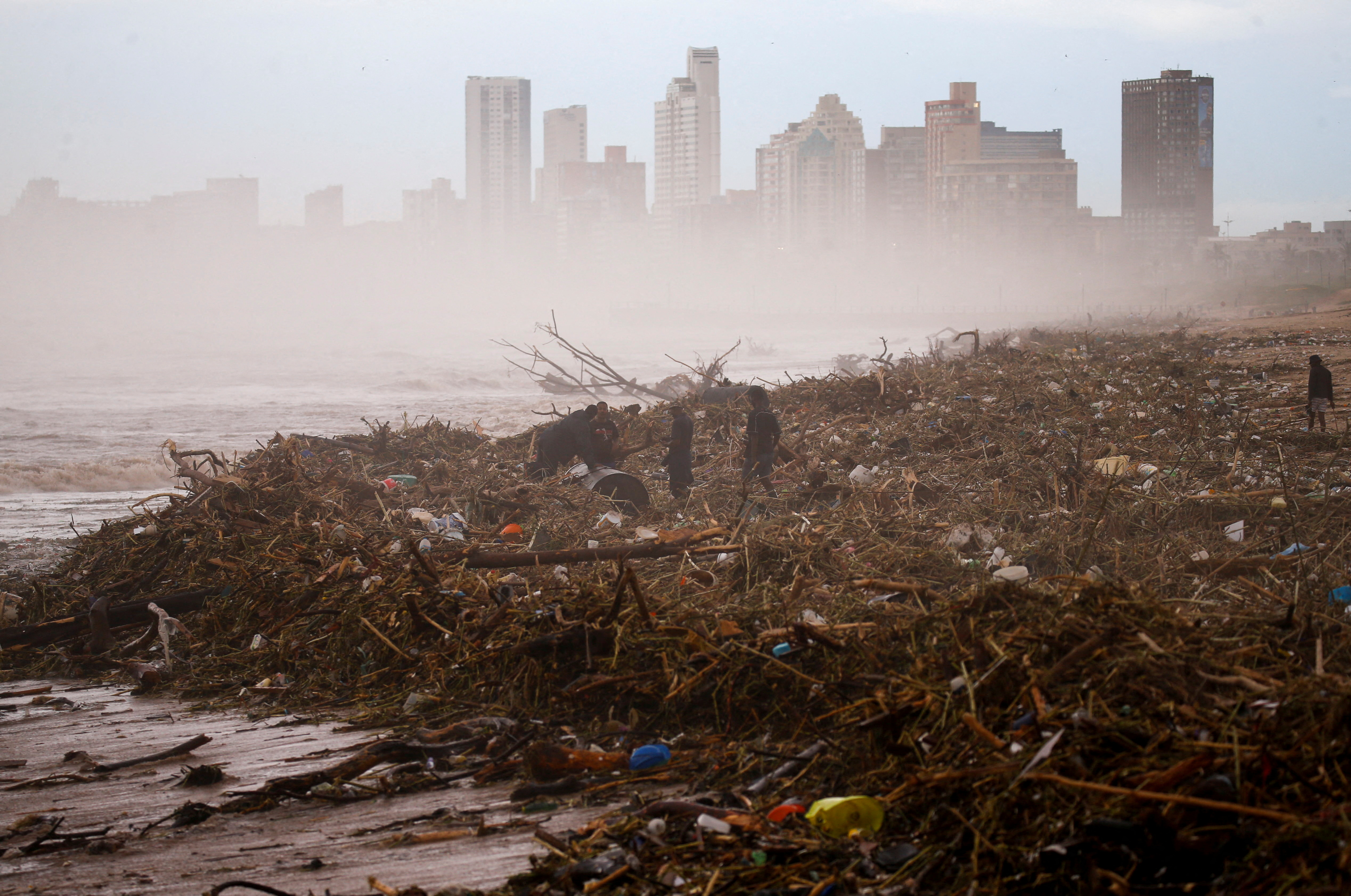 La gente busca objetos que pueda salvar en la playa  (REUTERS/Rogan Ward)