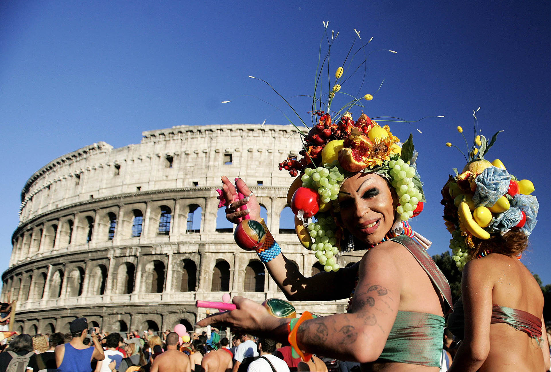 Manifestantes frente al Coliseo romano durante el desfile en Italia el 9 de julio de 2005