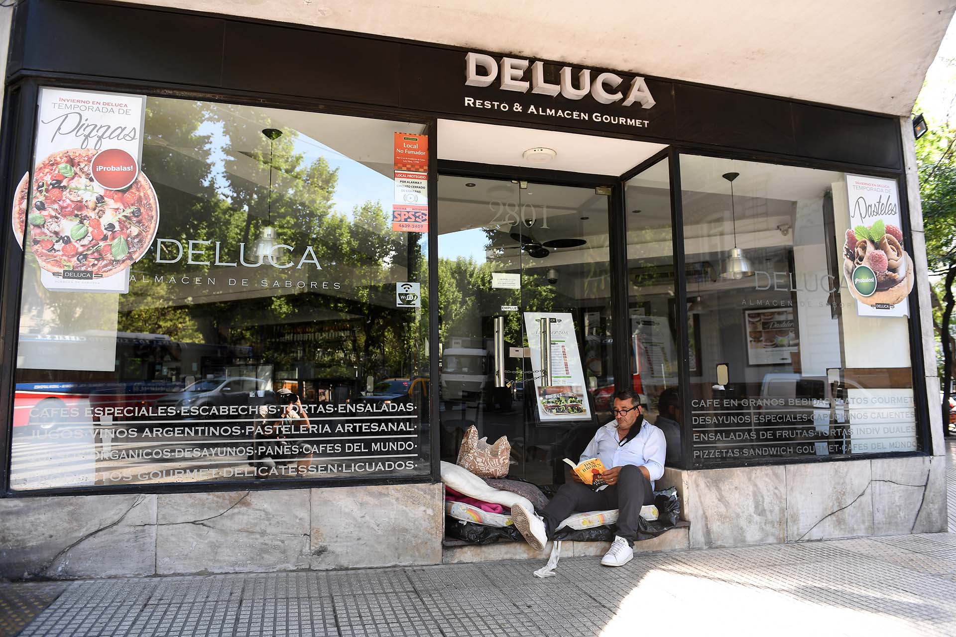 La esquina de Las Heras y Pereyra Lucena: la entrada de un restaurante que se convirtió en su "techo" durante los 6 meses que pasó en la calle
