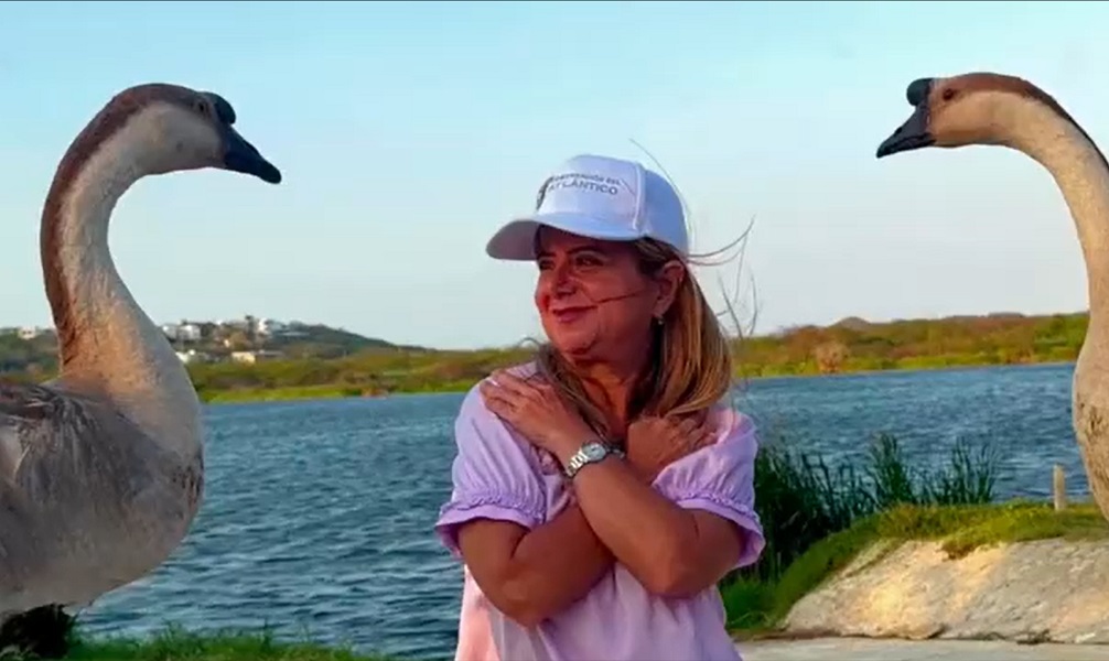 Elsa Noguera en la entrega de obras de Puerto Colombia anunciando la introducción de gansos, como cisnes, en el Lago del Cisne