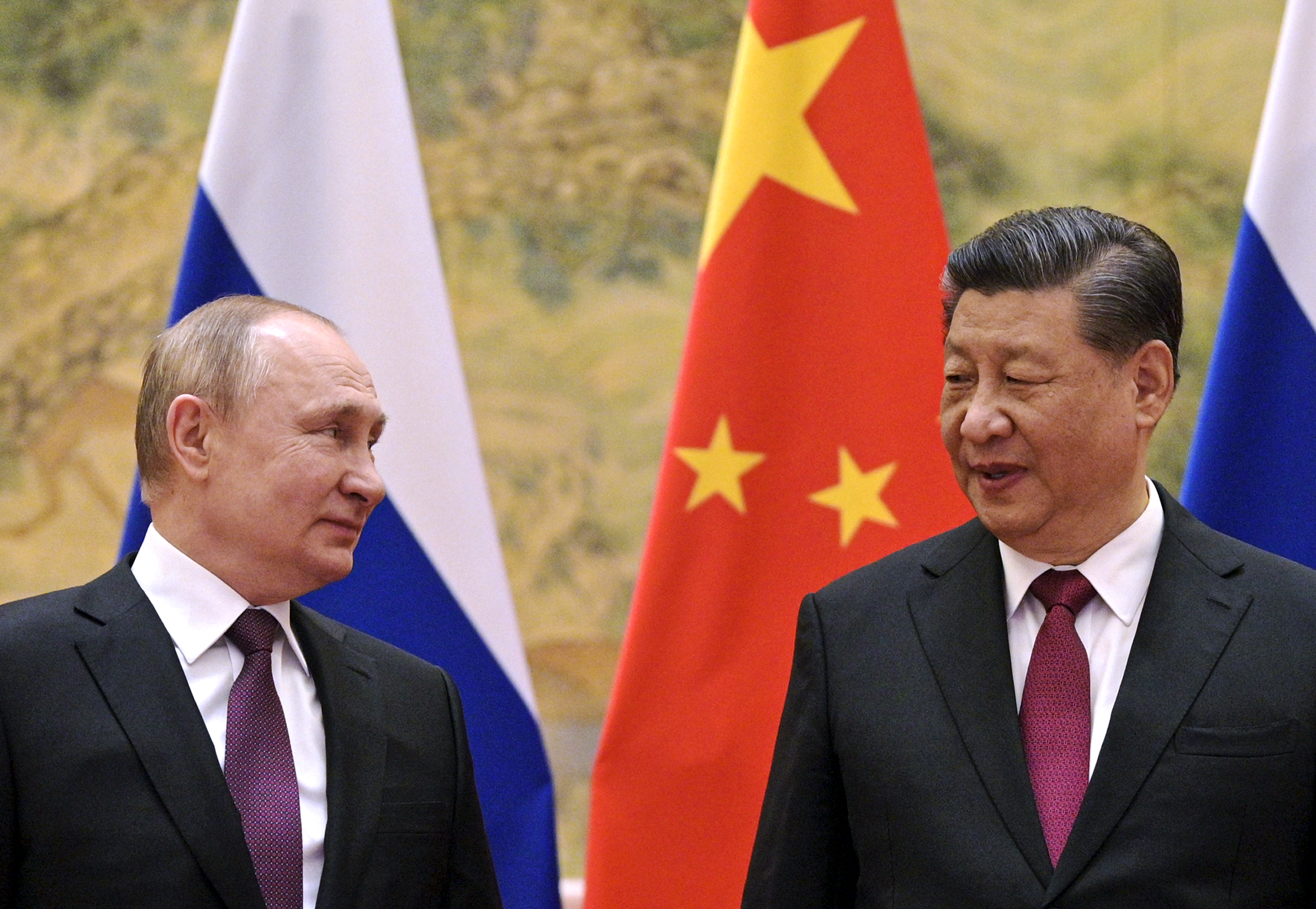 El presidente chino, Xi Jinping (derecha) y el presidente ruso, Vladimir Putin, durante su reunión del 4 de febrero de 2022 en Beijing, China. (Alexei Druzhinin, Sputnik, Foto de Pool del Kremlin vía AP, Archivo)