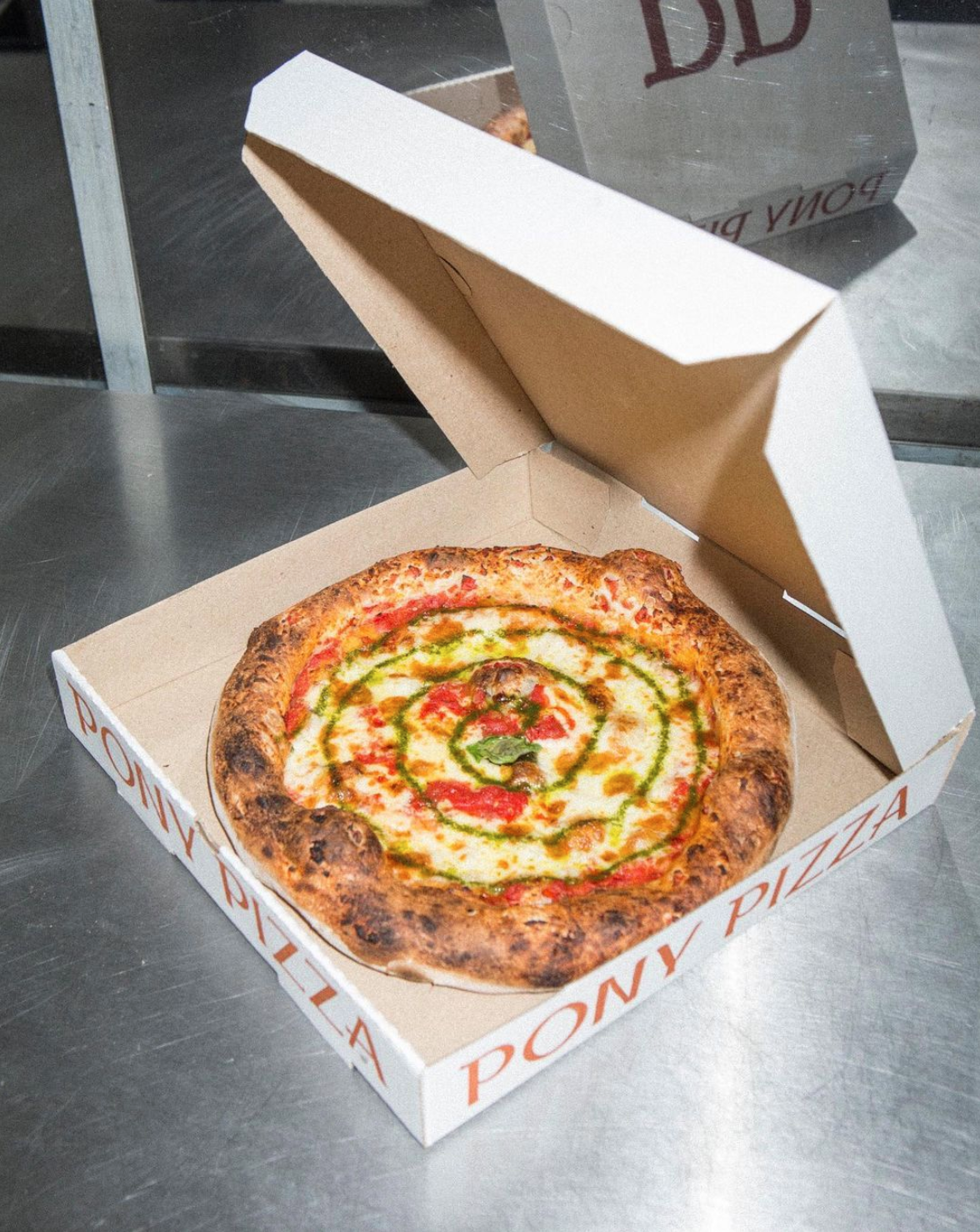 La simpleza de Pony Pizza se basa en la calidad de los productos que utilizan como las harinas orgánica molidas a piedra en el momento del envío y los tomates biodinámicos de distintos pequeños productores entre otros