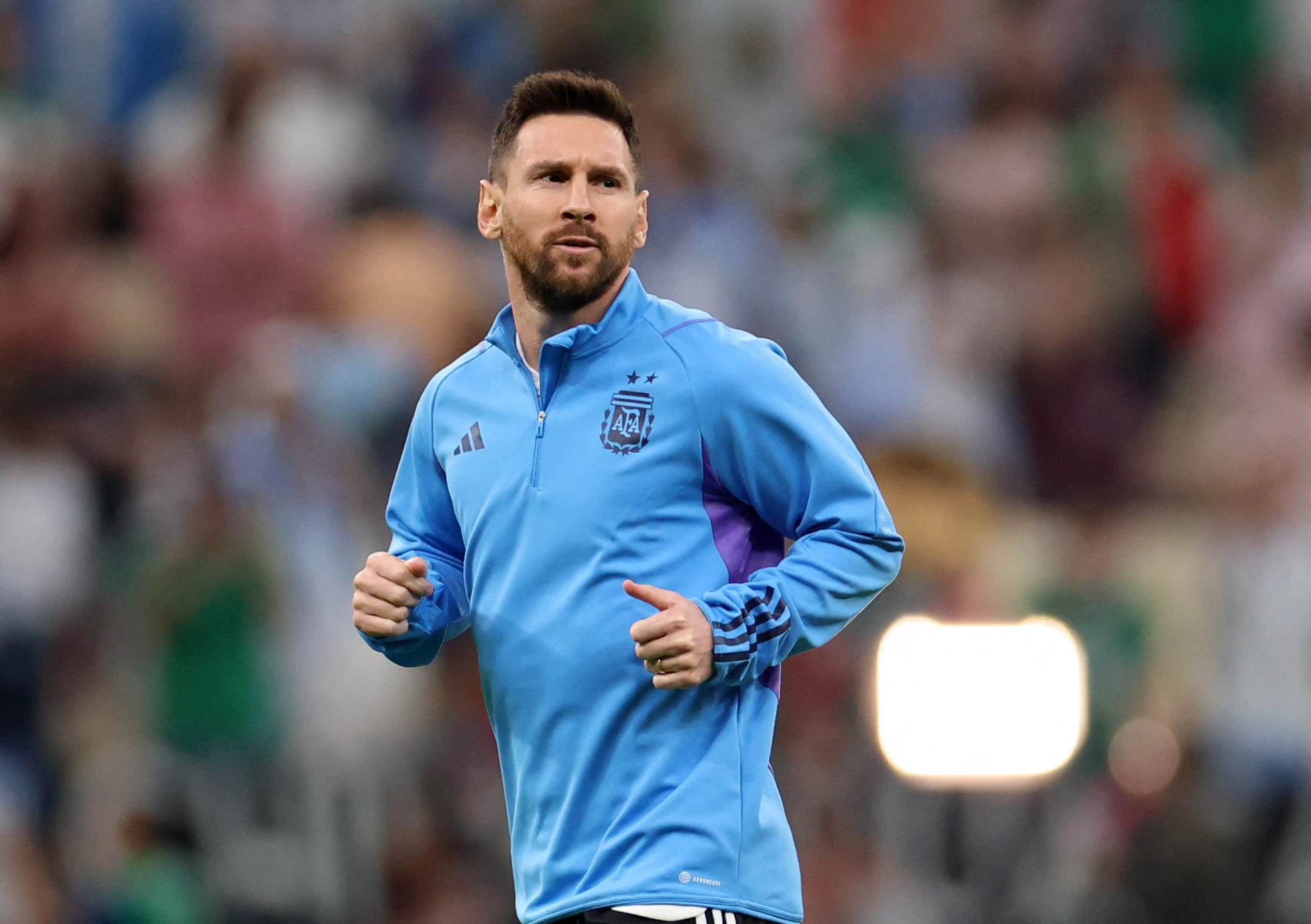 Messi salió para hacer el calentamiento previo al campo de juego (REUTERS/Pedro Nunes)