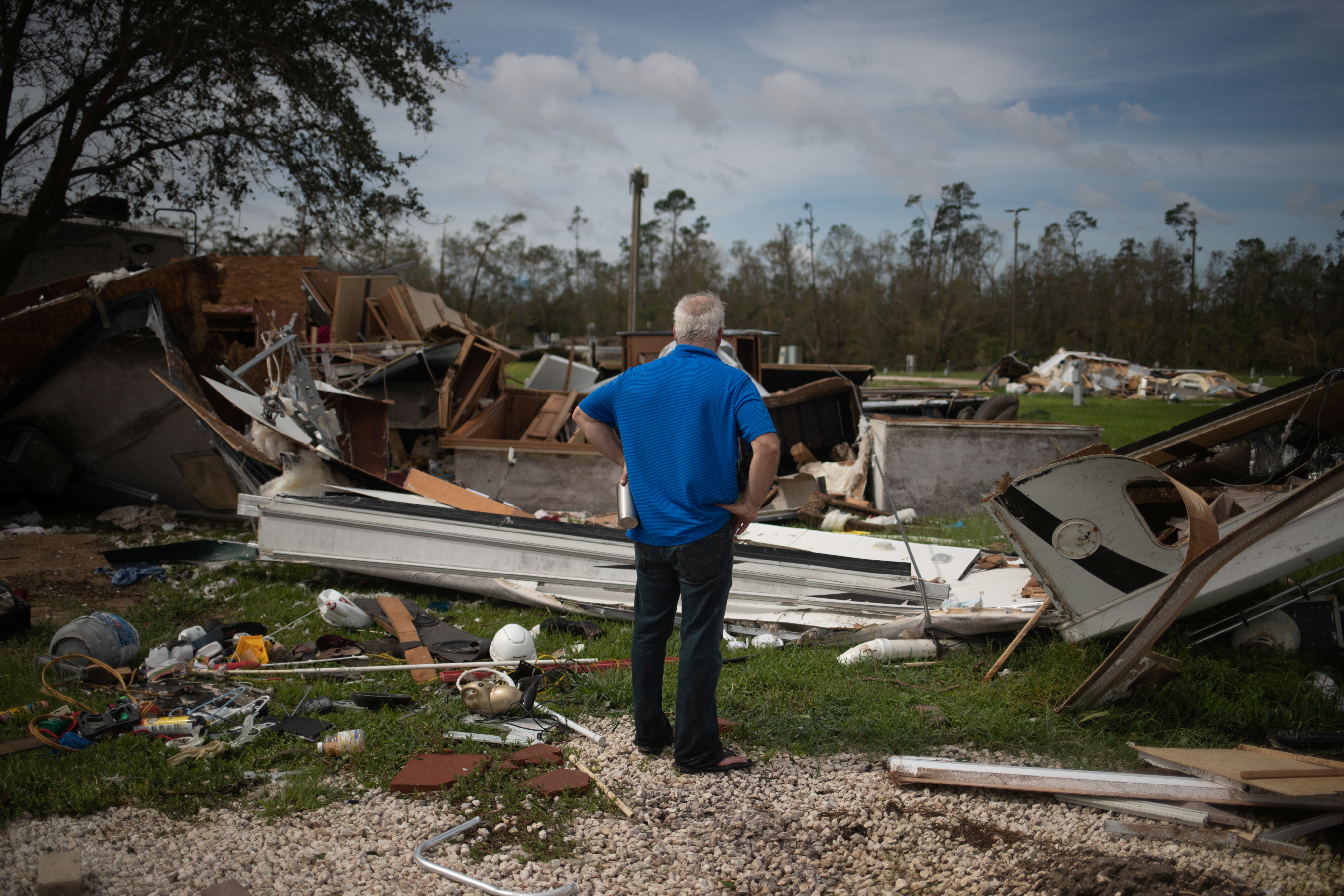 Un estadounidense regresa tras el huracán Laura para encontrar su residencia destruida en Sulphur, Louisiana, el 27 de agosto de 2020.  REUTERS/Adrees Latif