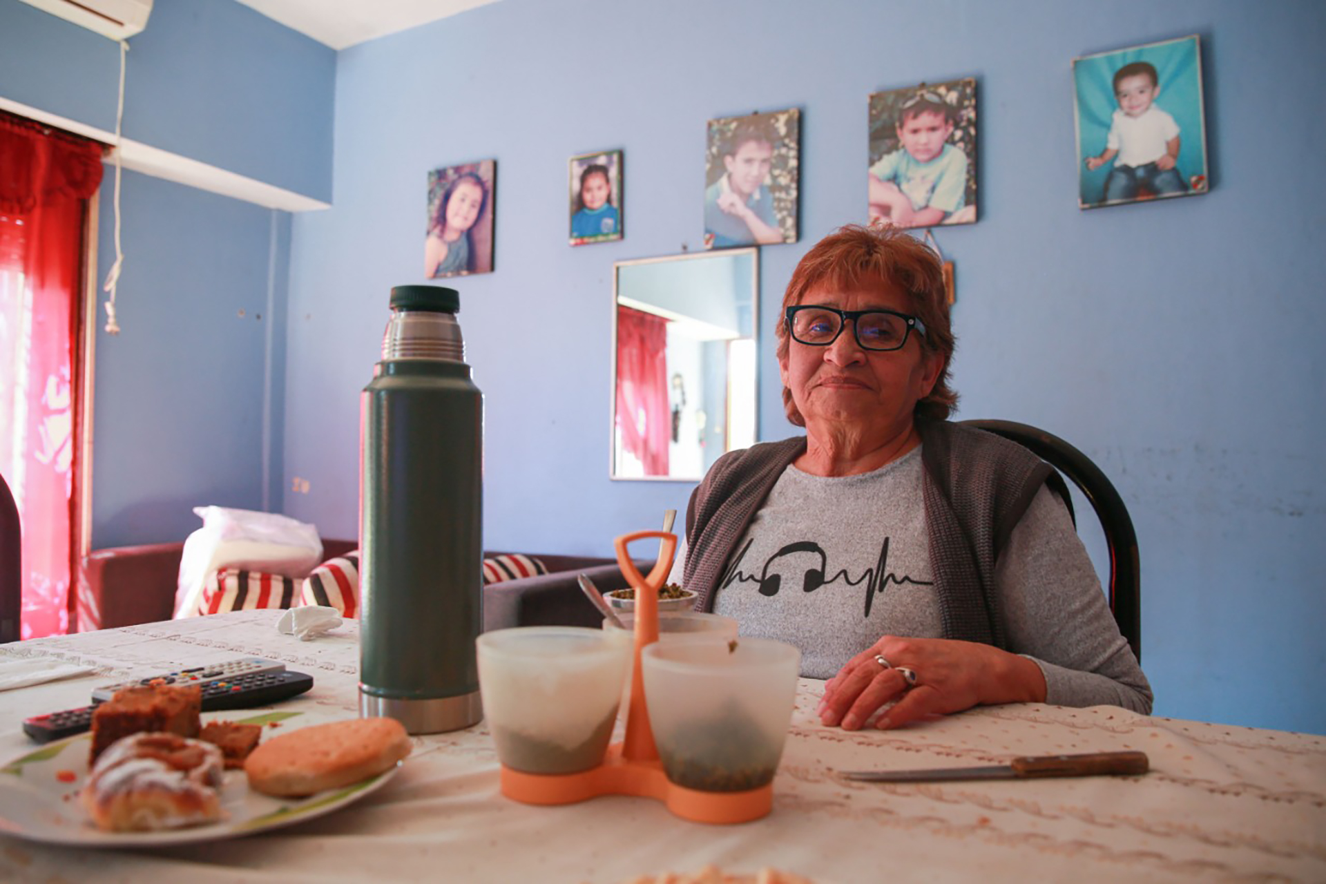 Marta Pérez, en su casa en Ciudad Evita: detrás, las fotos de sus hijos (gentileza Secretaría de Derechos Humanos de la Nación)