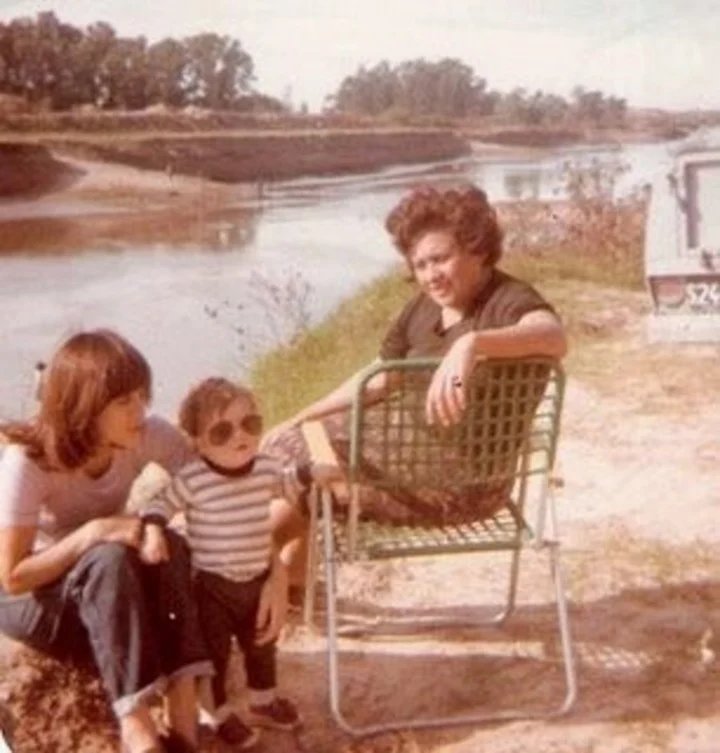 El pequeño Leo posa junto a su mamá y su abuela Celia