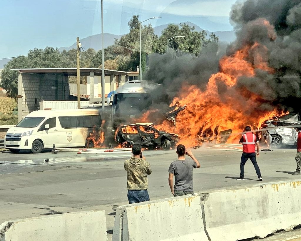 La tarde de este sábado se registró un fuerte accidente en la autopista México-Puebla a la altura de la caseta San Marcos (Foto: Twitter/@SUUMA_CDMX)