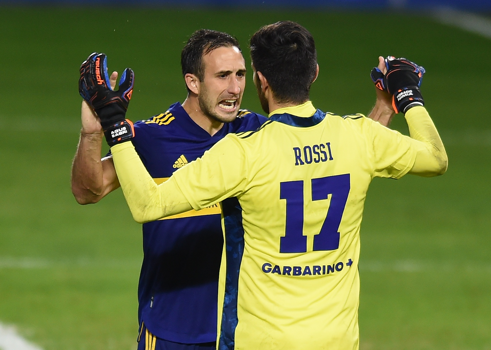 Agustín Rossi y Cali Izquierdoz volverían a ser titulares este sábado en Boca (REUTERS/Marcelo Endelli)