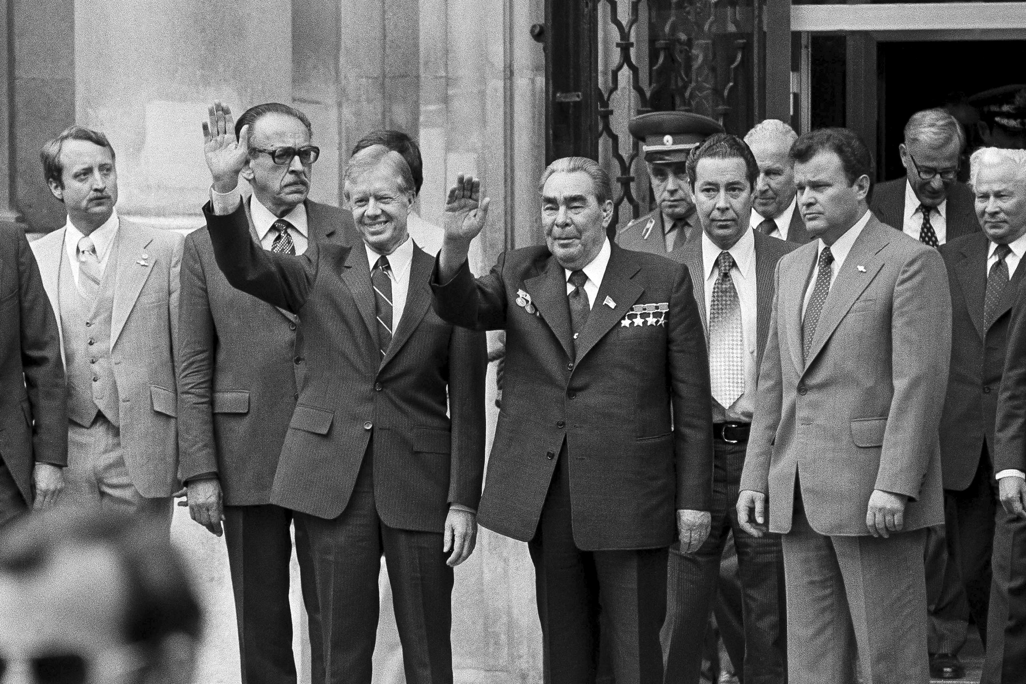 ARCHIVO - El presidente Jimmy Carter, centro izquierda, y el presidente soviético Leonid Brezhnev, centro derecha, saludan a la multitud que espera fuera de la embajada de EE. UU. después de que ambos jefes de estado terminaron su primera ronda de conversaciones antes de la firma del Tratado Monday Salt II, el 16 de junio. 1979, en Viena, Austria. 