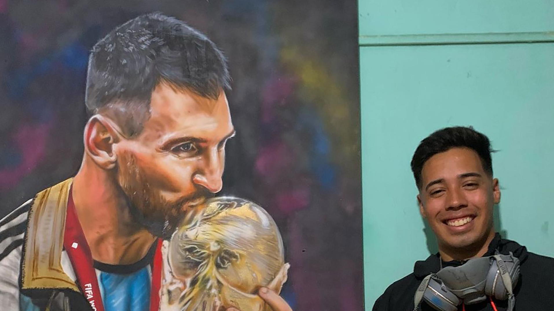 Pintó un cuadro en homenaje a Messi y logró regalárselo a Leo en Santiago del Estero: “Es un sueño”