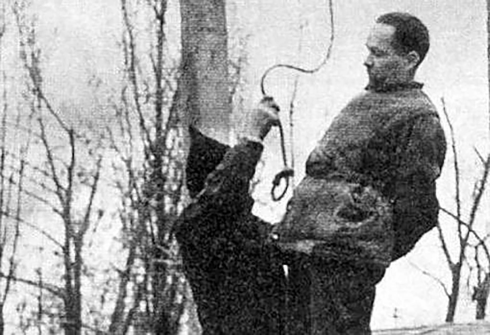 Rudolf Hoss, antes de ser ahorcado. El verdugo pone la soga alrededor del cuello. La horca había sido construida unos años antes por orden de Hoss