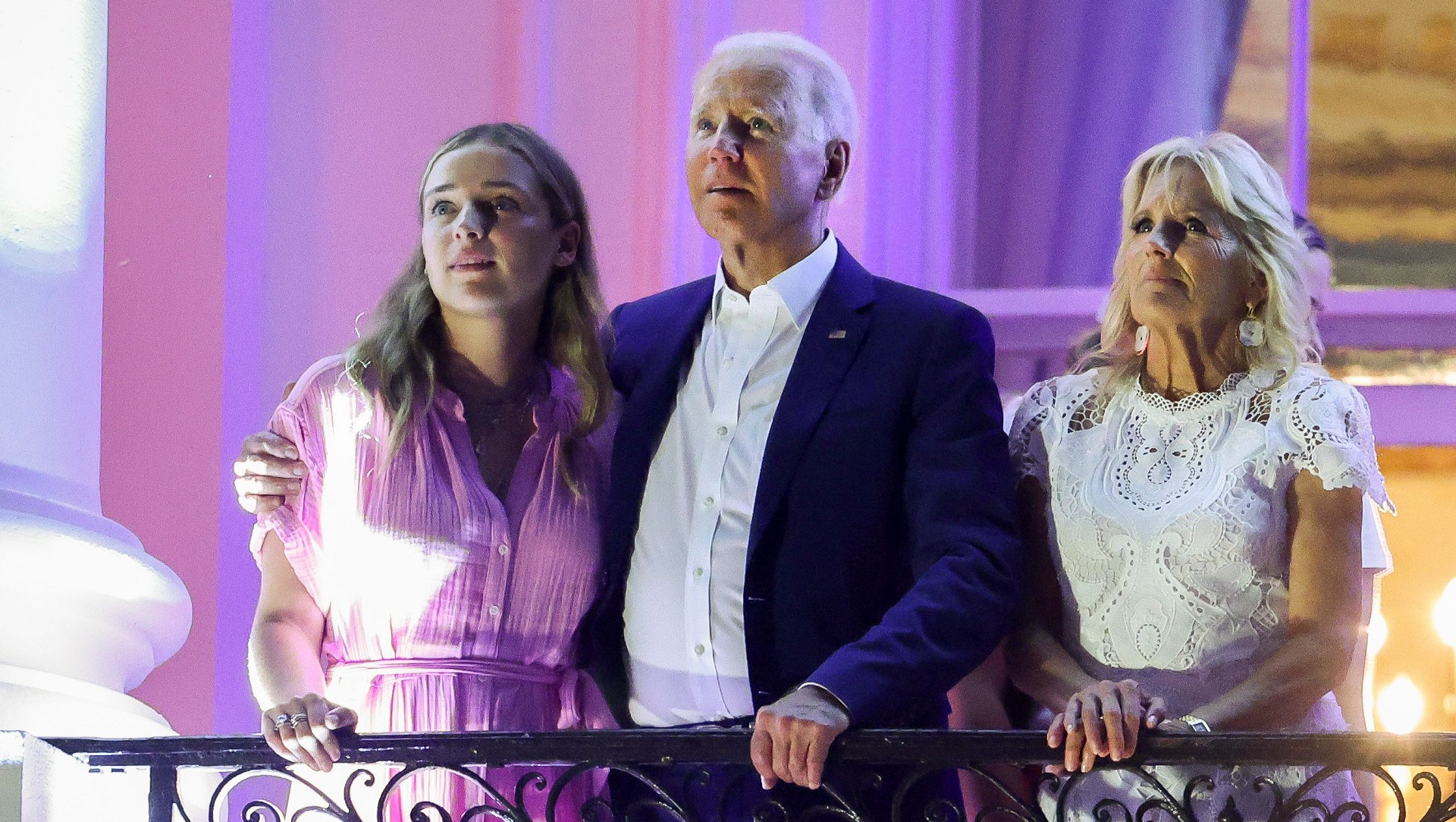 Joe Biden, flanqueado por su hija y su esposa