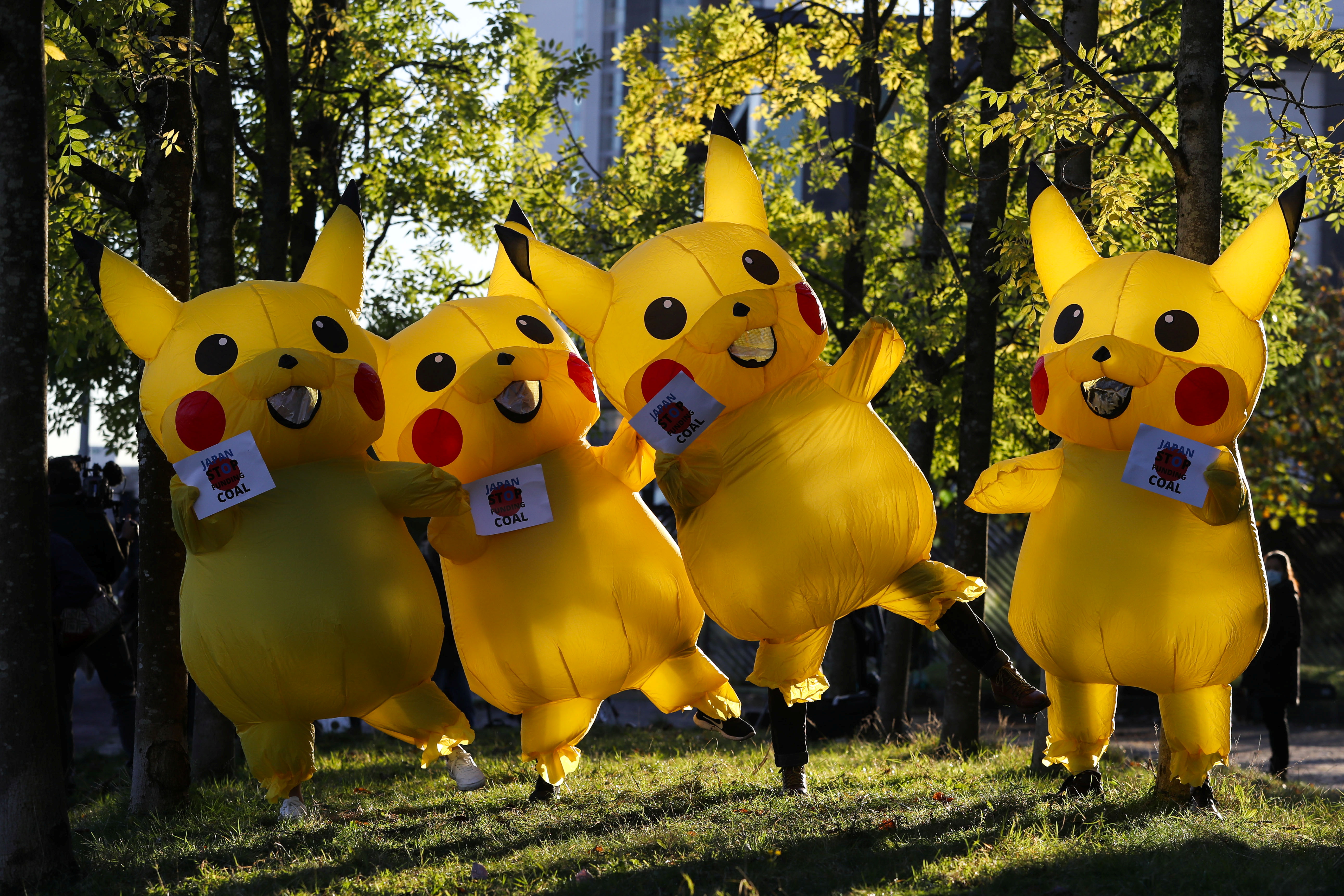 Manifestantes disfrazados de Pikachu protestan en Glasgow contra la financiación del carbón por parte de Japón (REUTERS/Russell Cheyne)