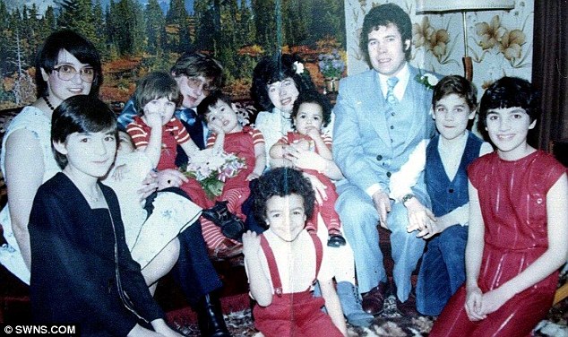 Los abominables Fred y Rosemary West con sus hijos: los de ambos y los que ella tenía en sus relaciones ocasionales. Abusaron sexualmente de los niños y a algunos los asesinaron.