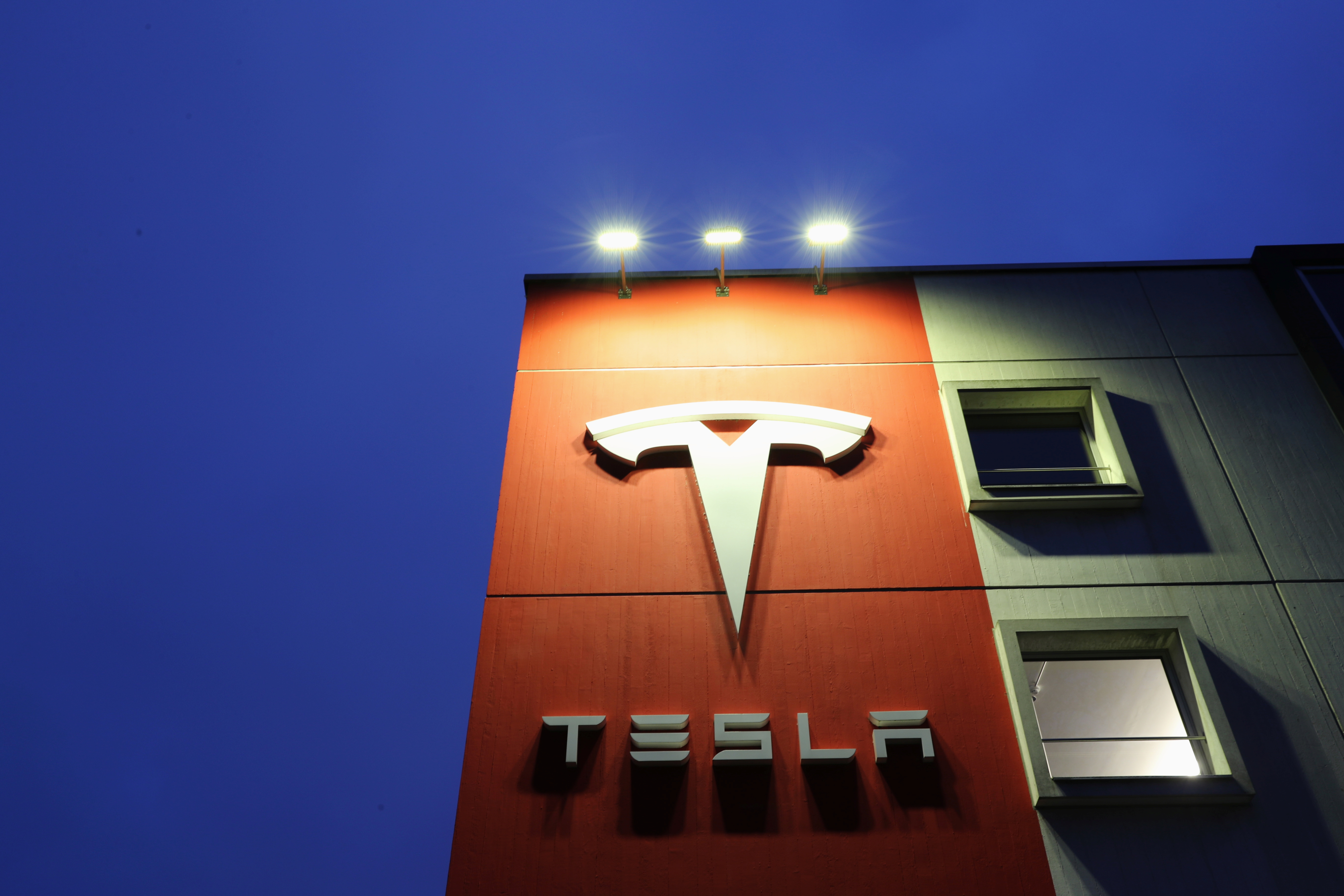 Elon Musk abrirá a mediados de 2021 la planta europea de su compañía, Tesla Gigafactory Berlín-Brandenburgo, para la que solicitó talentos. (REUTERS/Arnd Wiegmann)